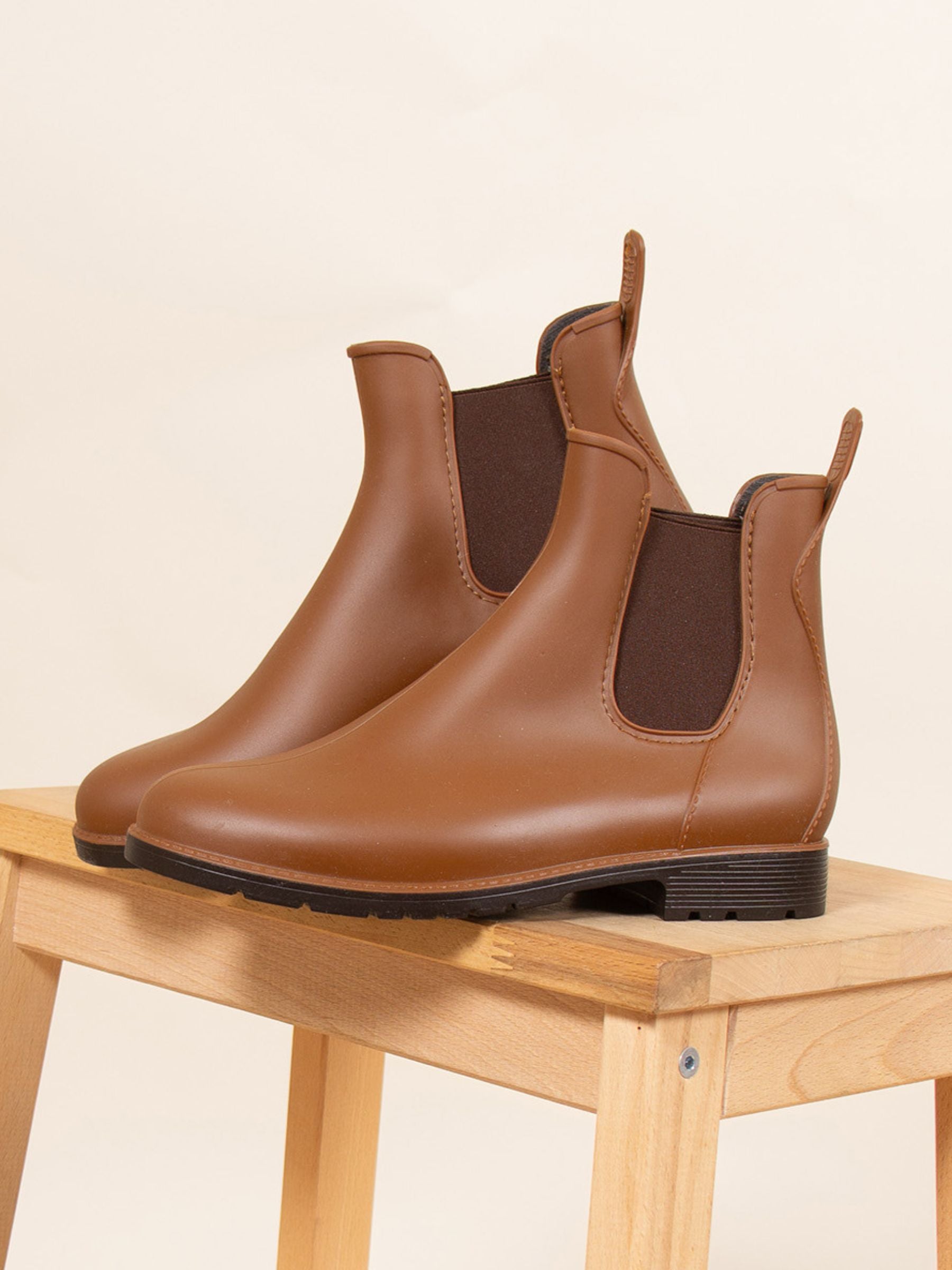 vue posée bottines pluie caoutchouc camel jules & jenn