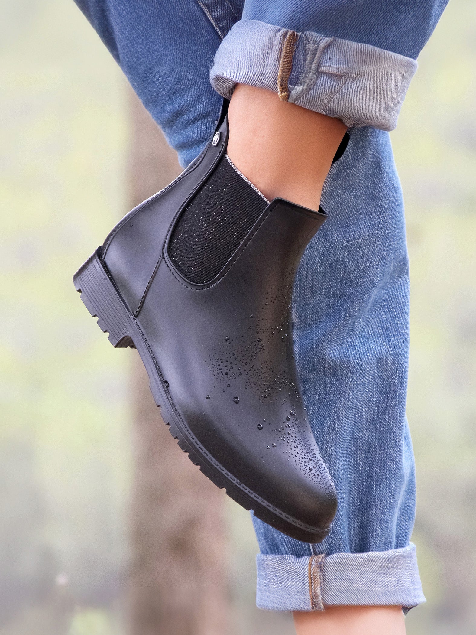 vue portée bottines de pluie caoutchouc noir argente jules & jenn