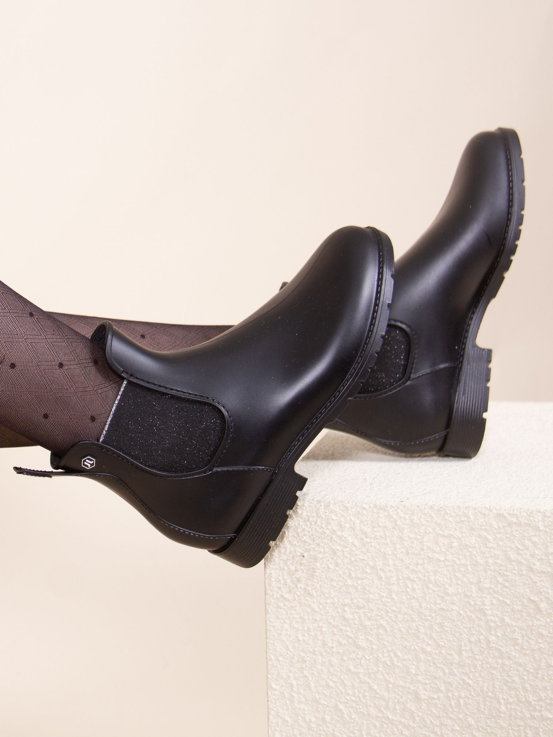 vue portée bottines de pluie caoutchouc noir argente jules & jenn