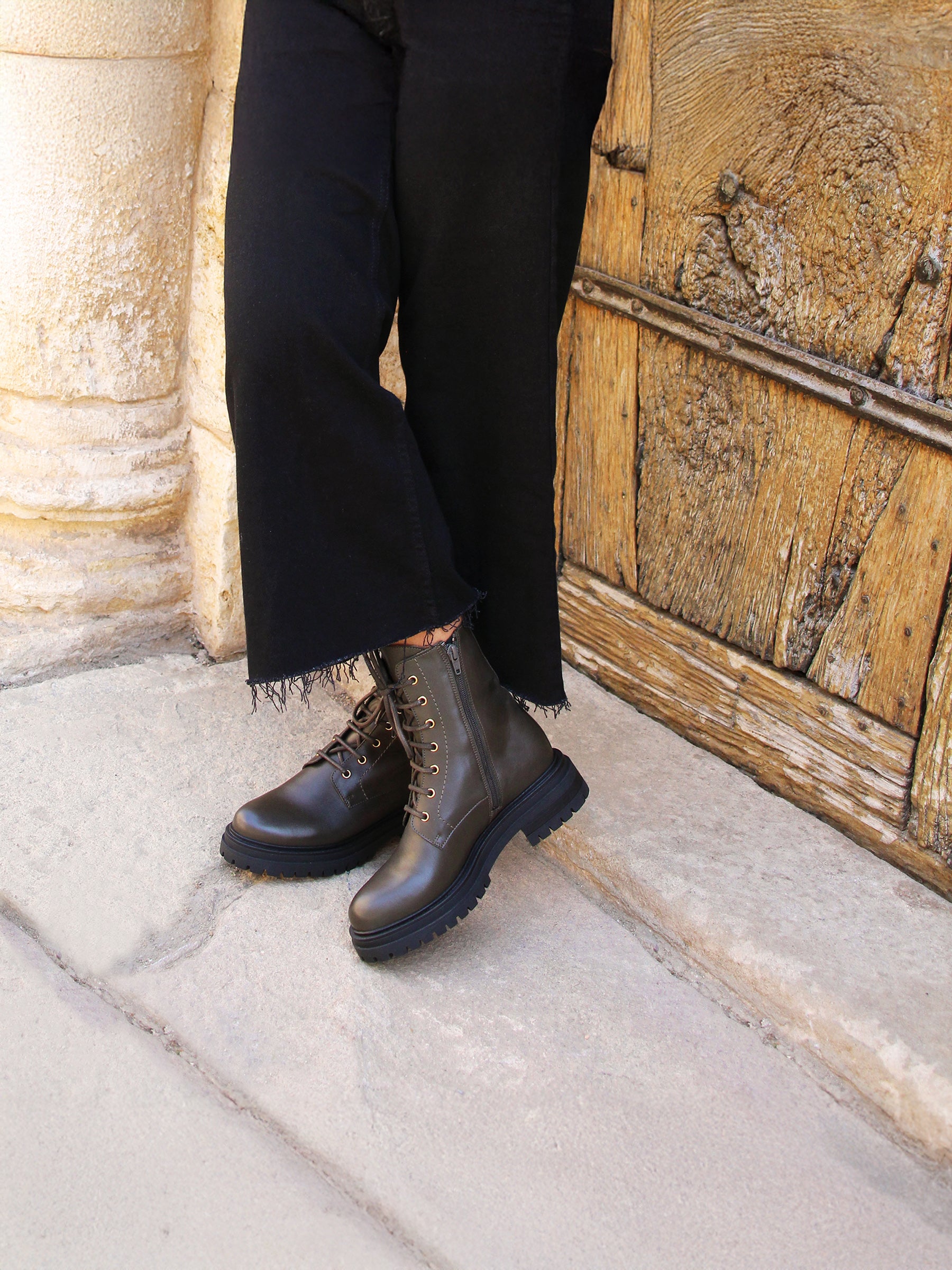 vue portée bottines ranger crantees cuir kaki jules & jenn