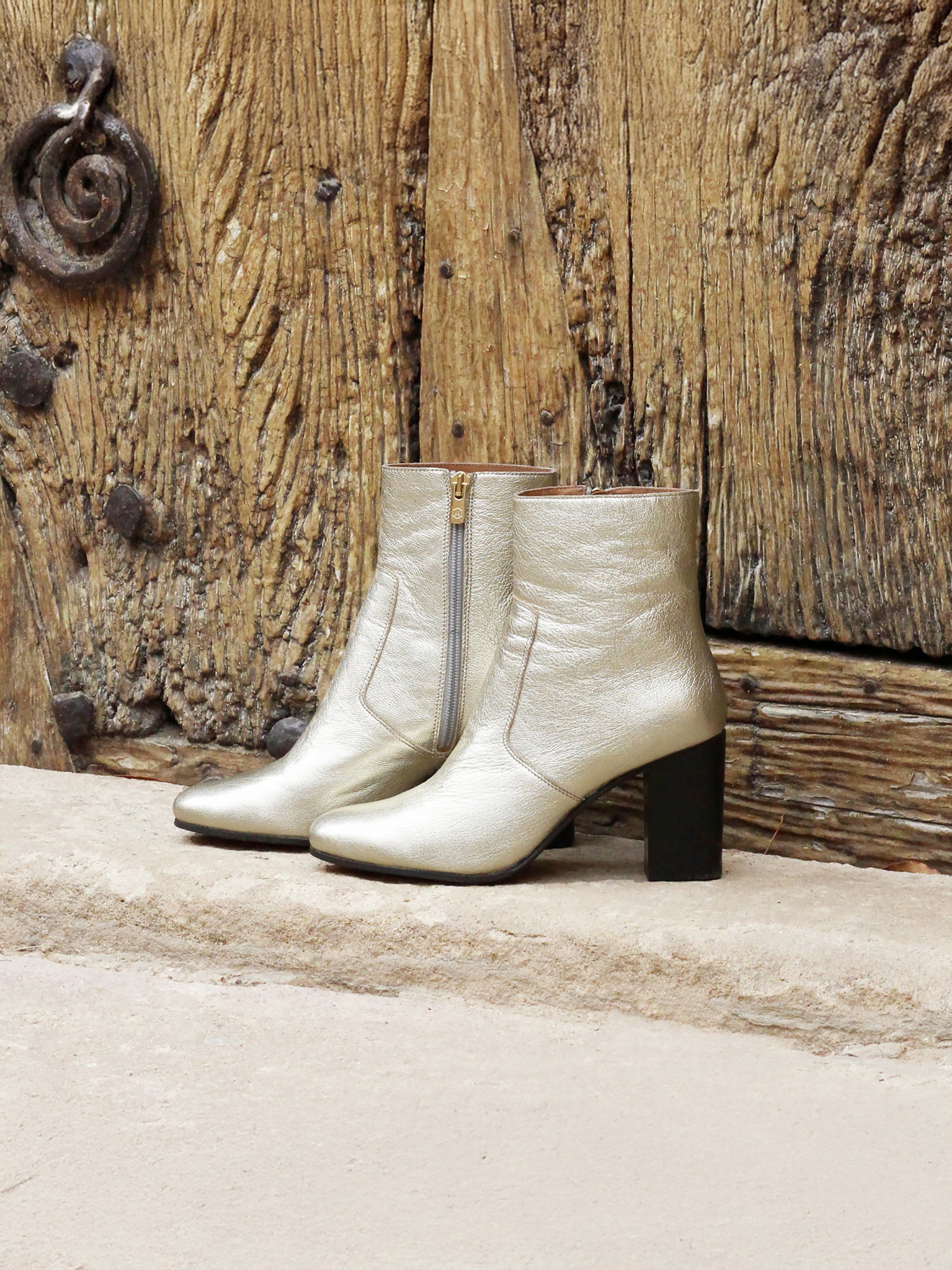 vue posée bottines talon essentielles cuir metallise dore jules & jenn