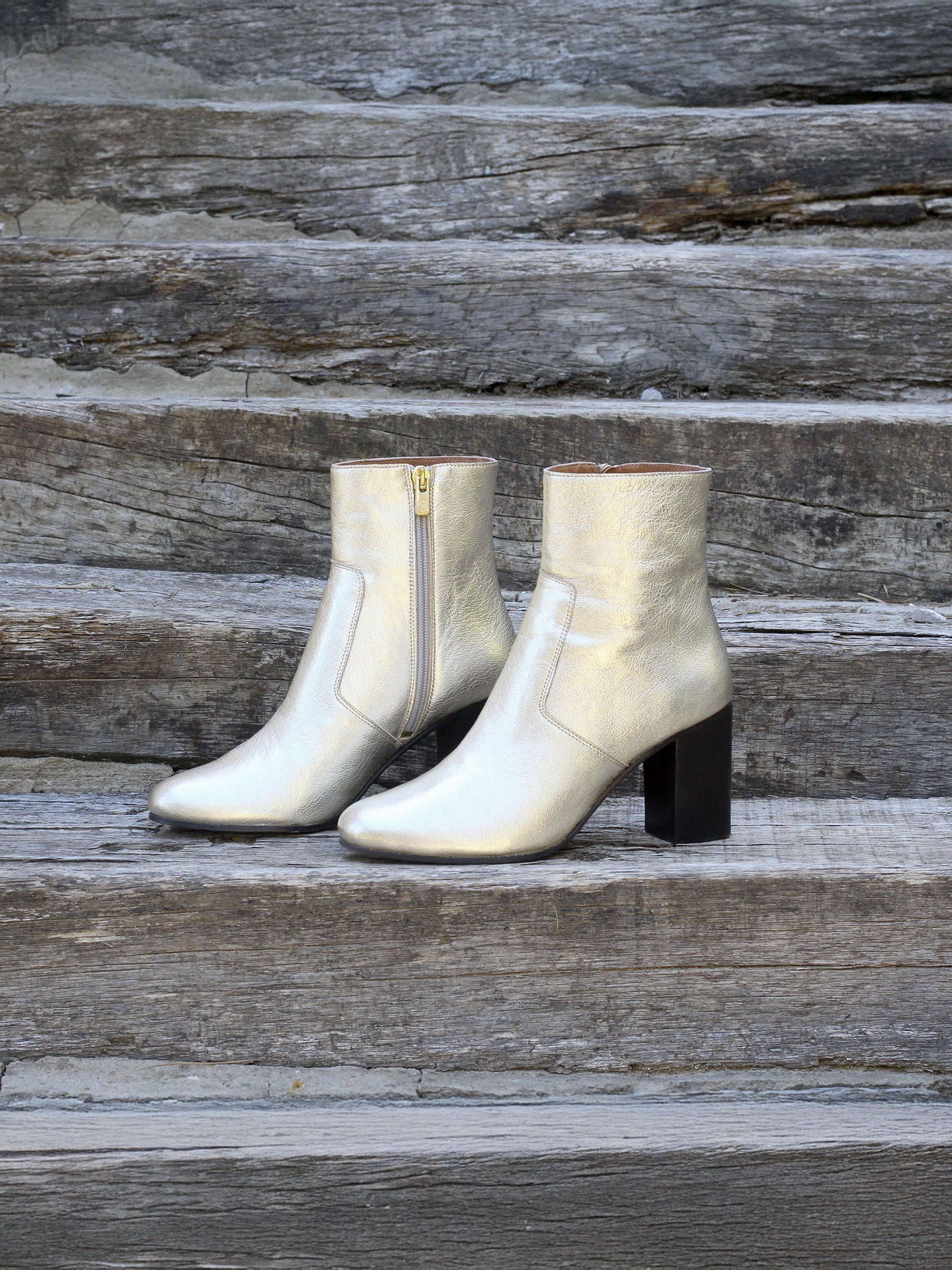 vue posée bottines talon essentielles cuir metallise dore jules & jenn
