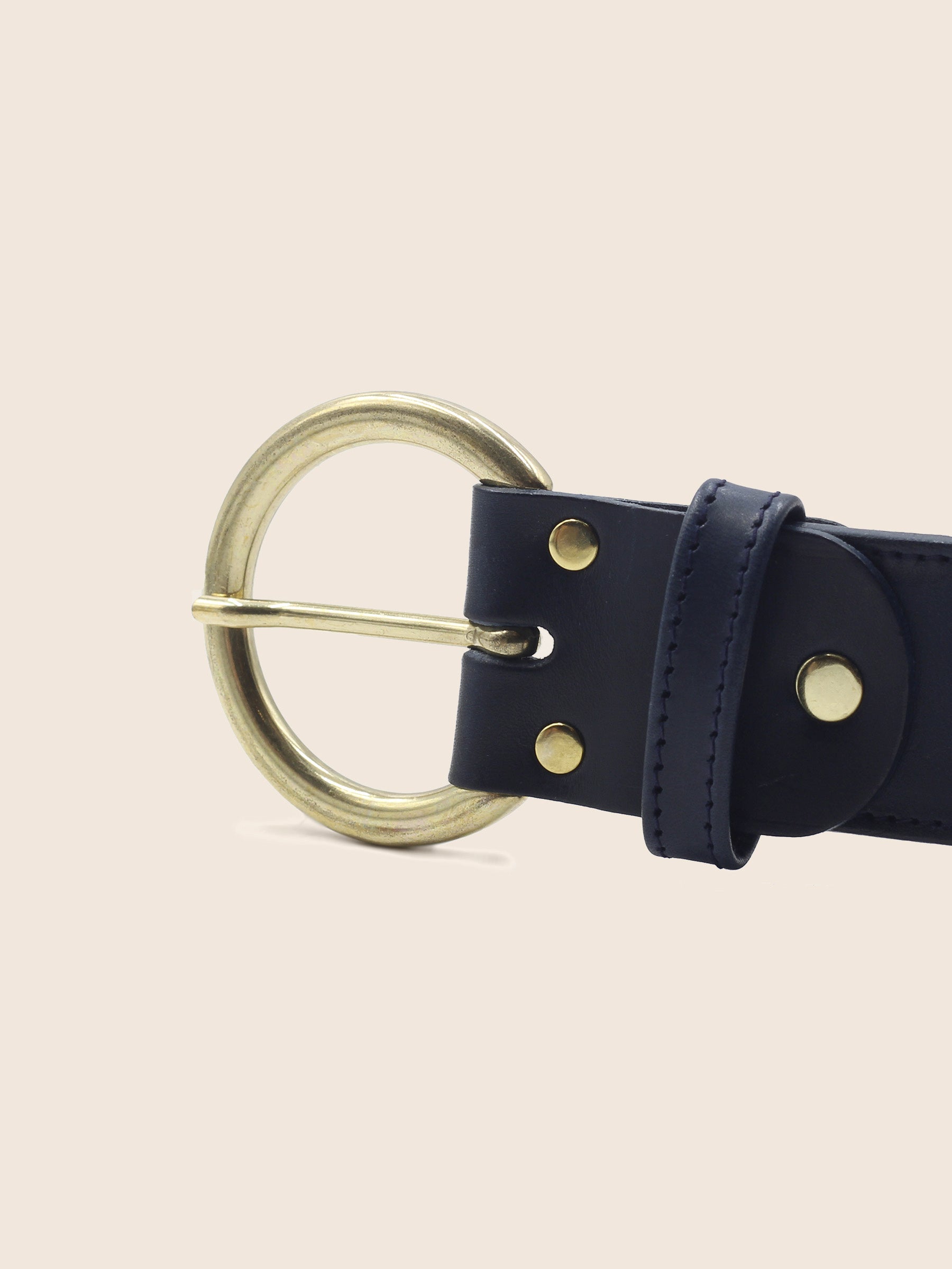 gros plan boucle ceinture boheme cuir bleu jules & jenn