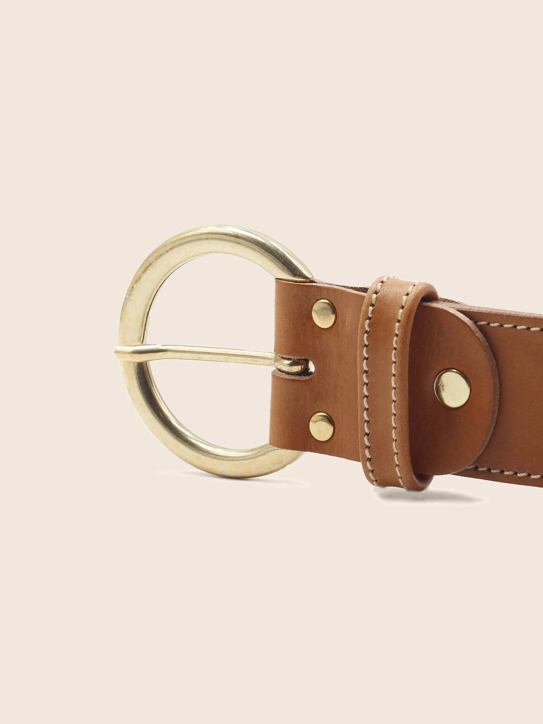 gros plan boucle ceinture boheme cuir camel jules & jenn