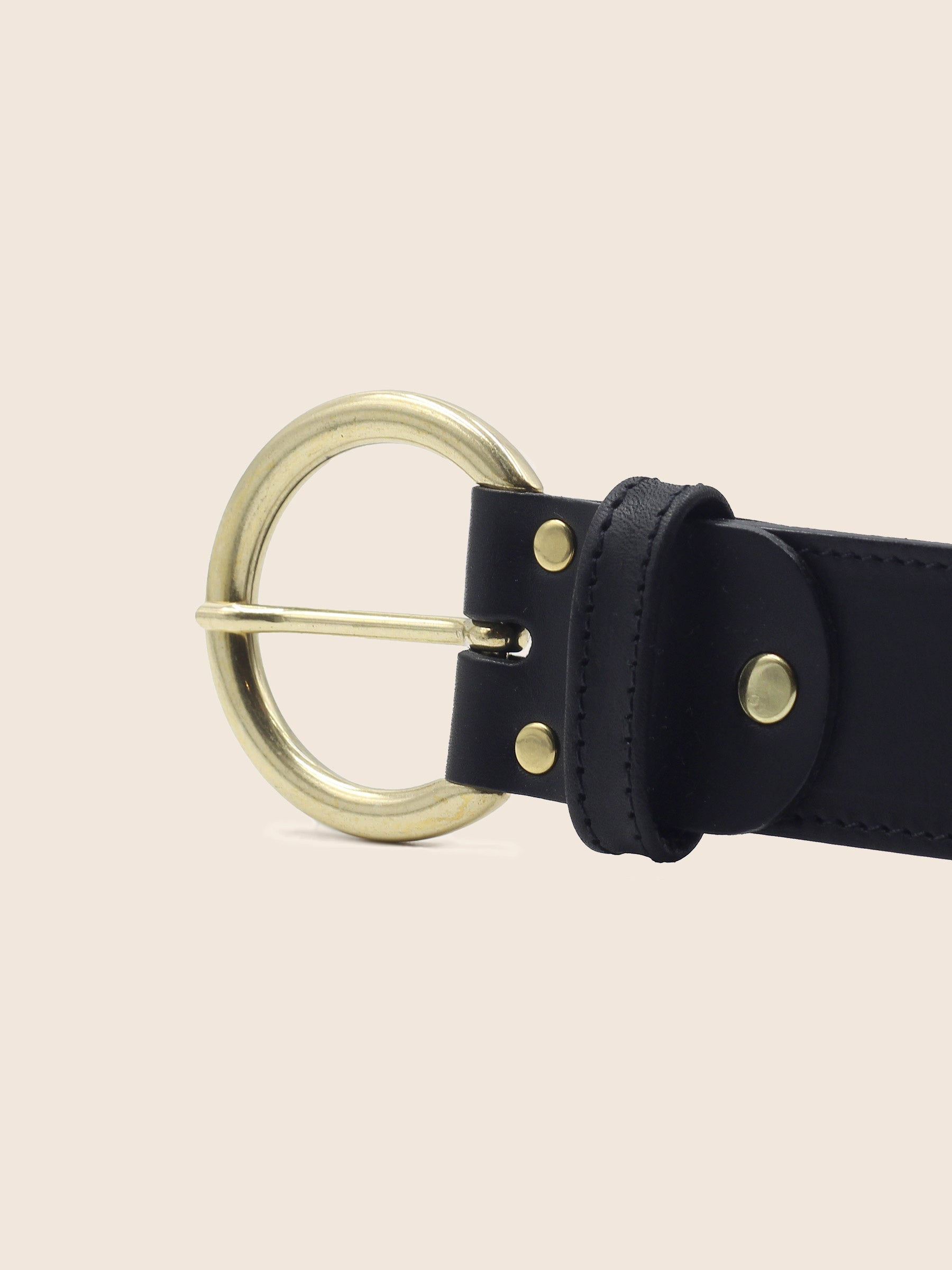 gros plan boucle ceinture boheme cuir noir jules & jenn