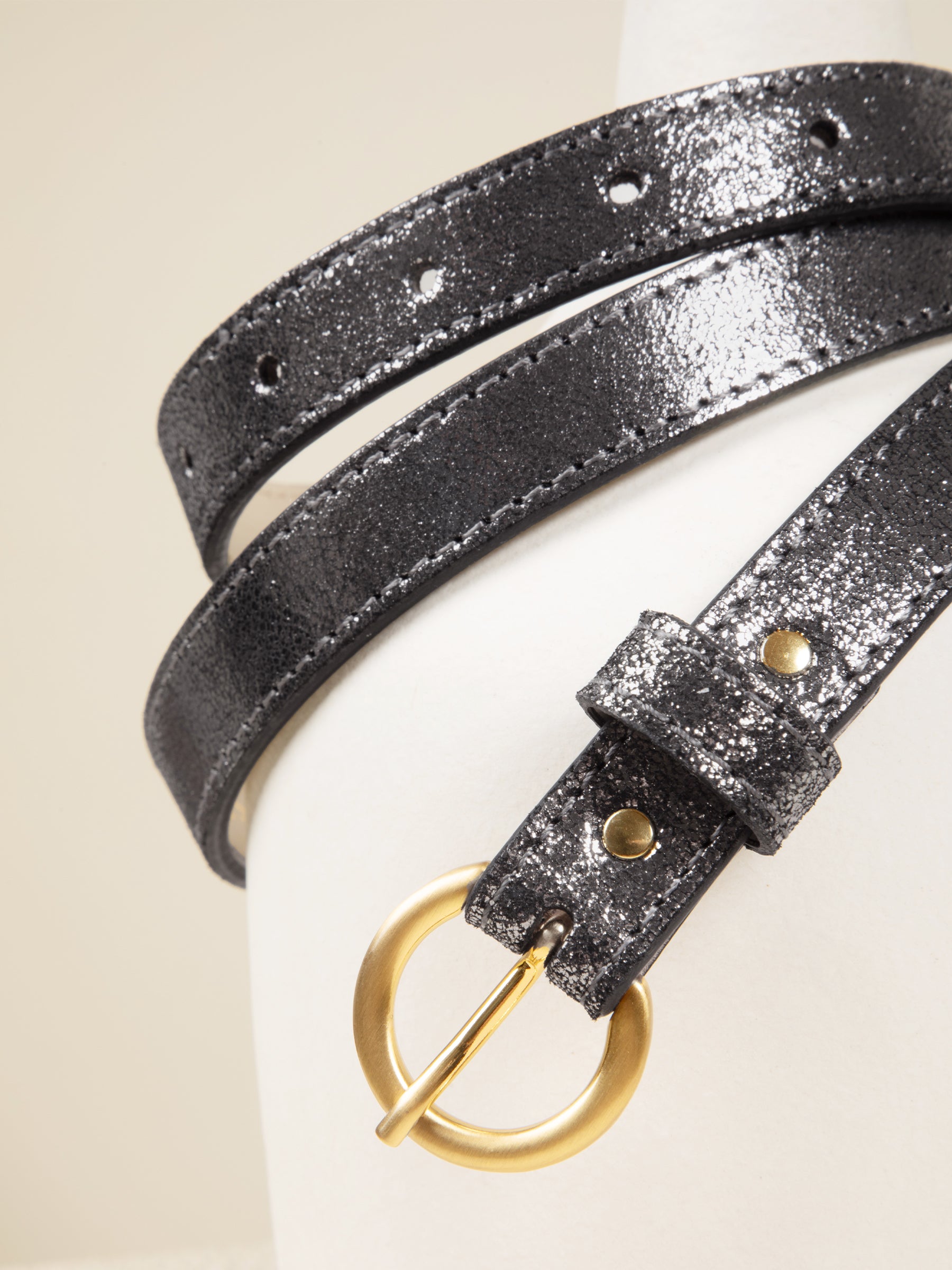 vue posée ceinture boucle or cuir argenté métallisé 