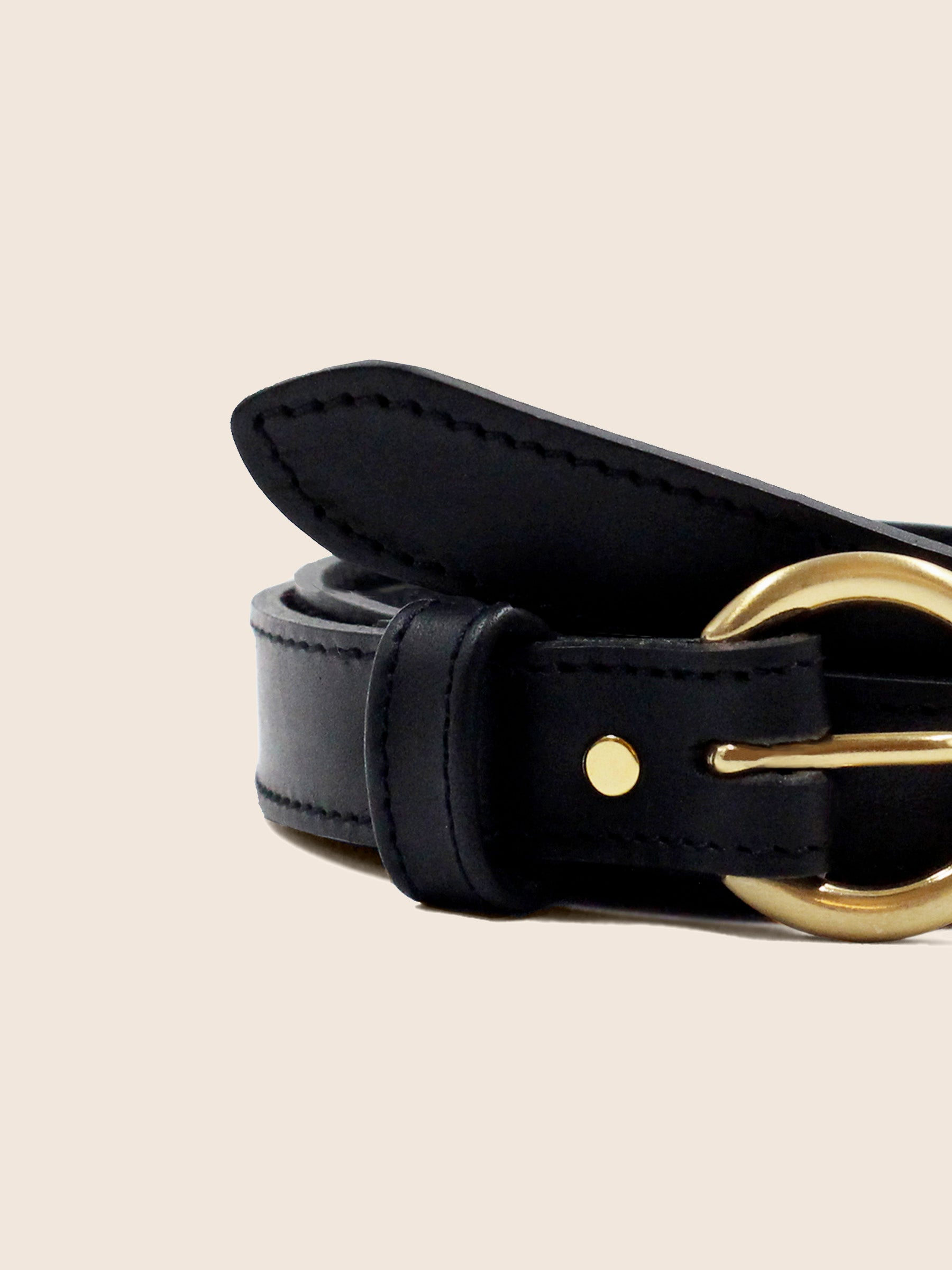 vue serree ceinture boucle d'or cuir noir jules & jenn