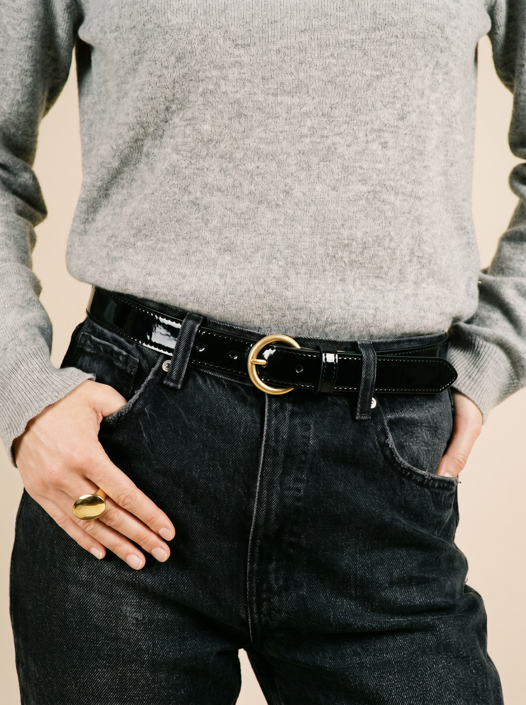 vue portee ceinture boucle or cuir vernis noir jules & jenn