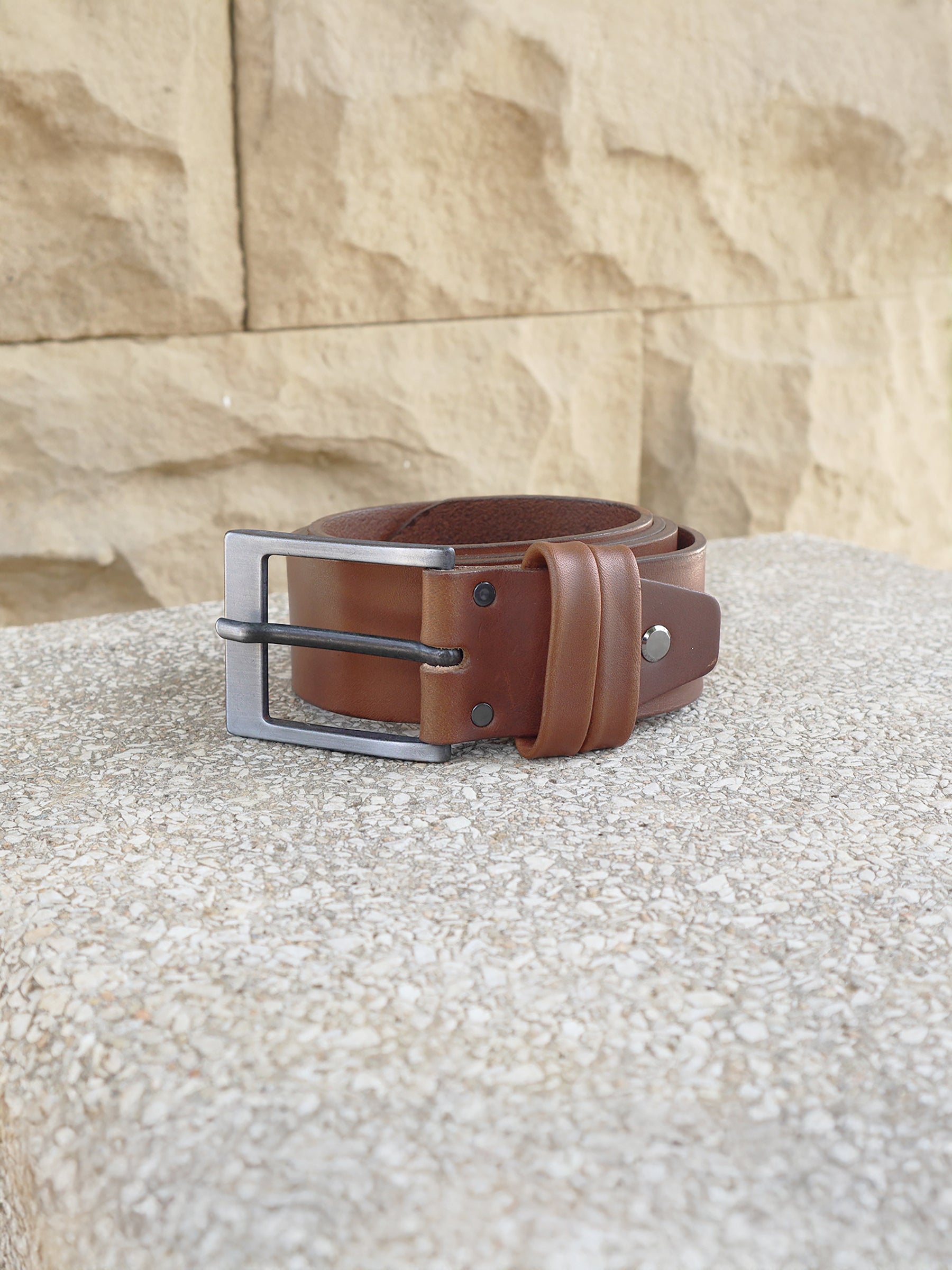 vue posée ceinture casual cuir cognac jules jenn