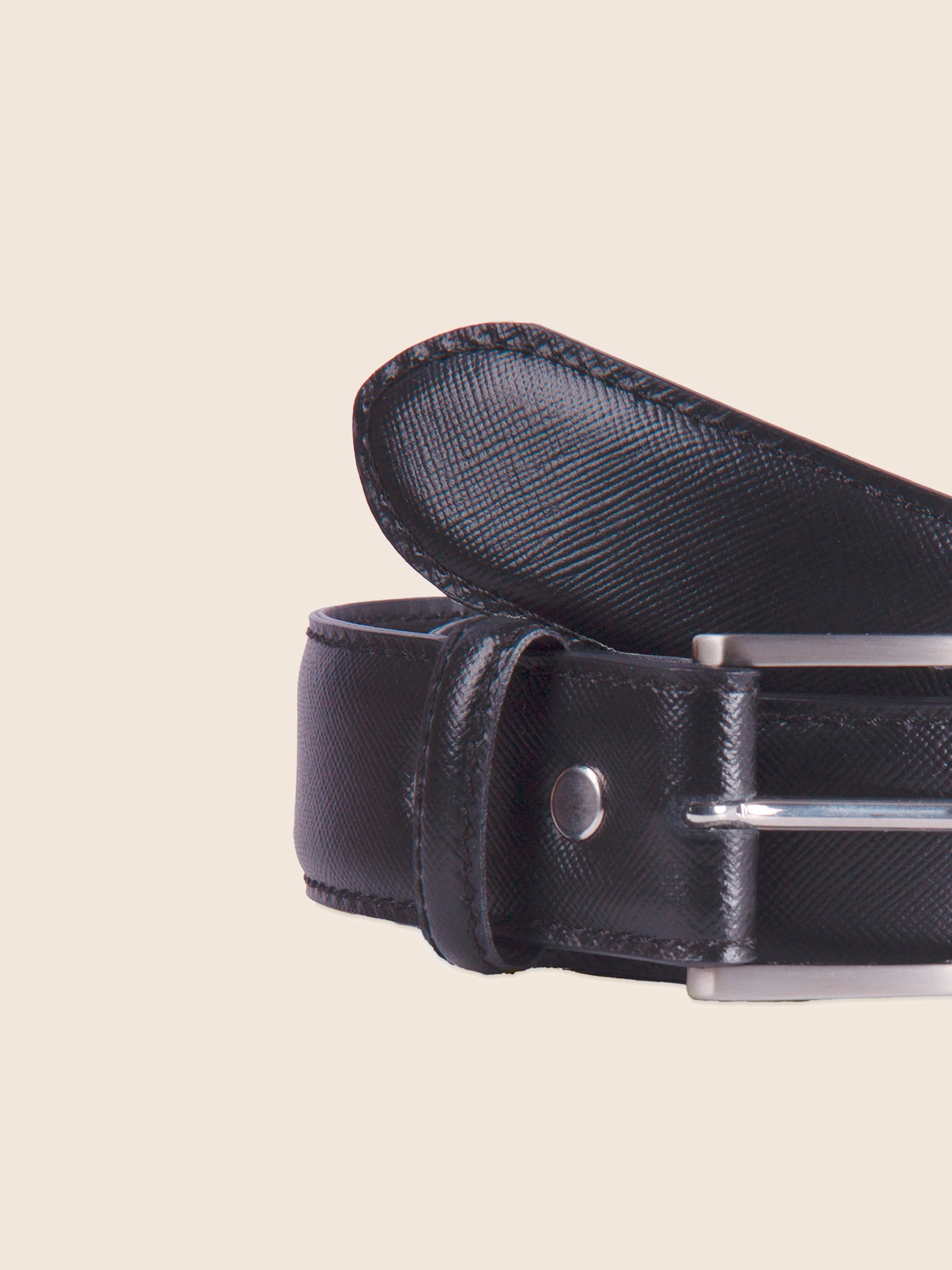 gros plan ceinture classique cuir grave noir jules & jenn