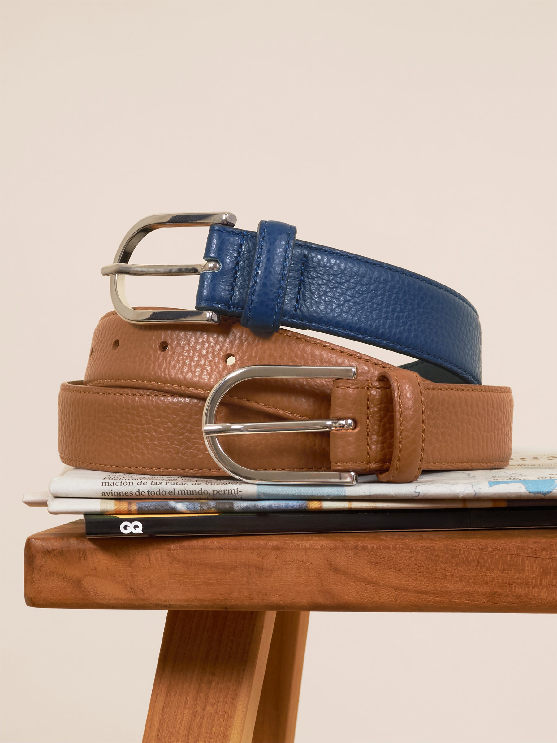 photo vue posée ceinture oscar cuir graine camel et bleu jules jenn