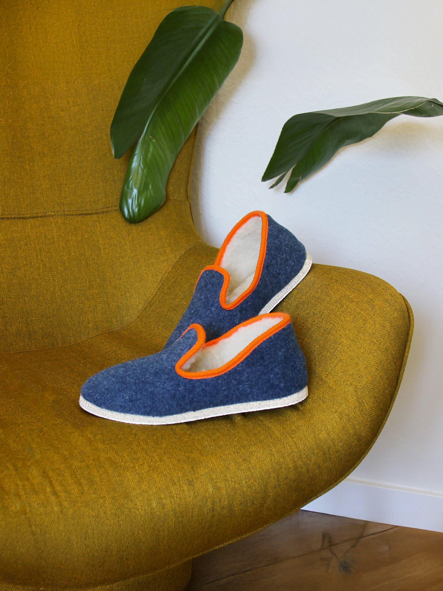 vue posée charentaises bleu denim orange jules & jenn