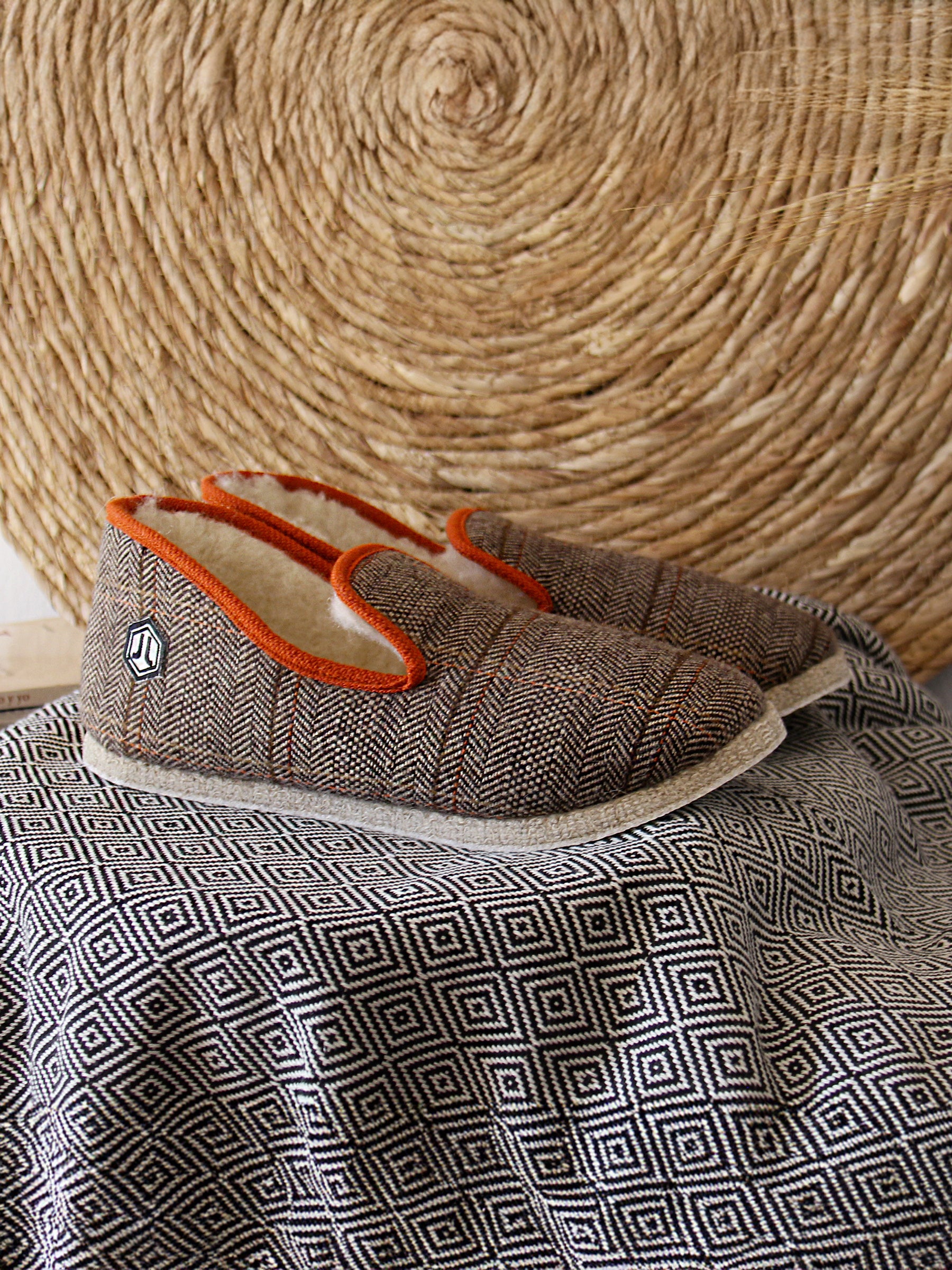 vue posée charentaises marron orange jules & jenn