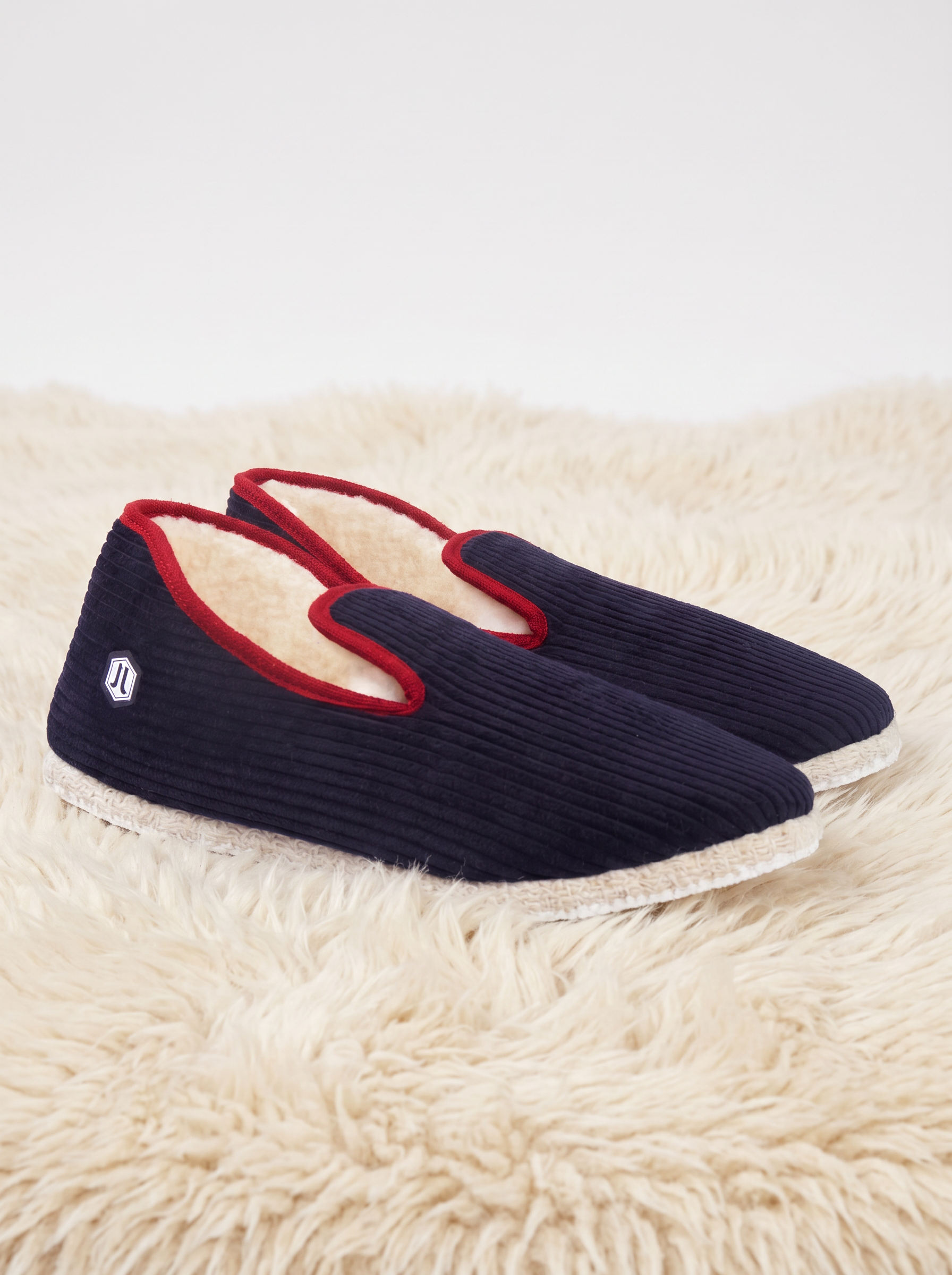 vue posee charentaises velours cotele bleu rouge jules & jenn