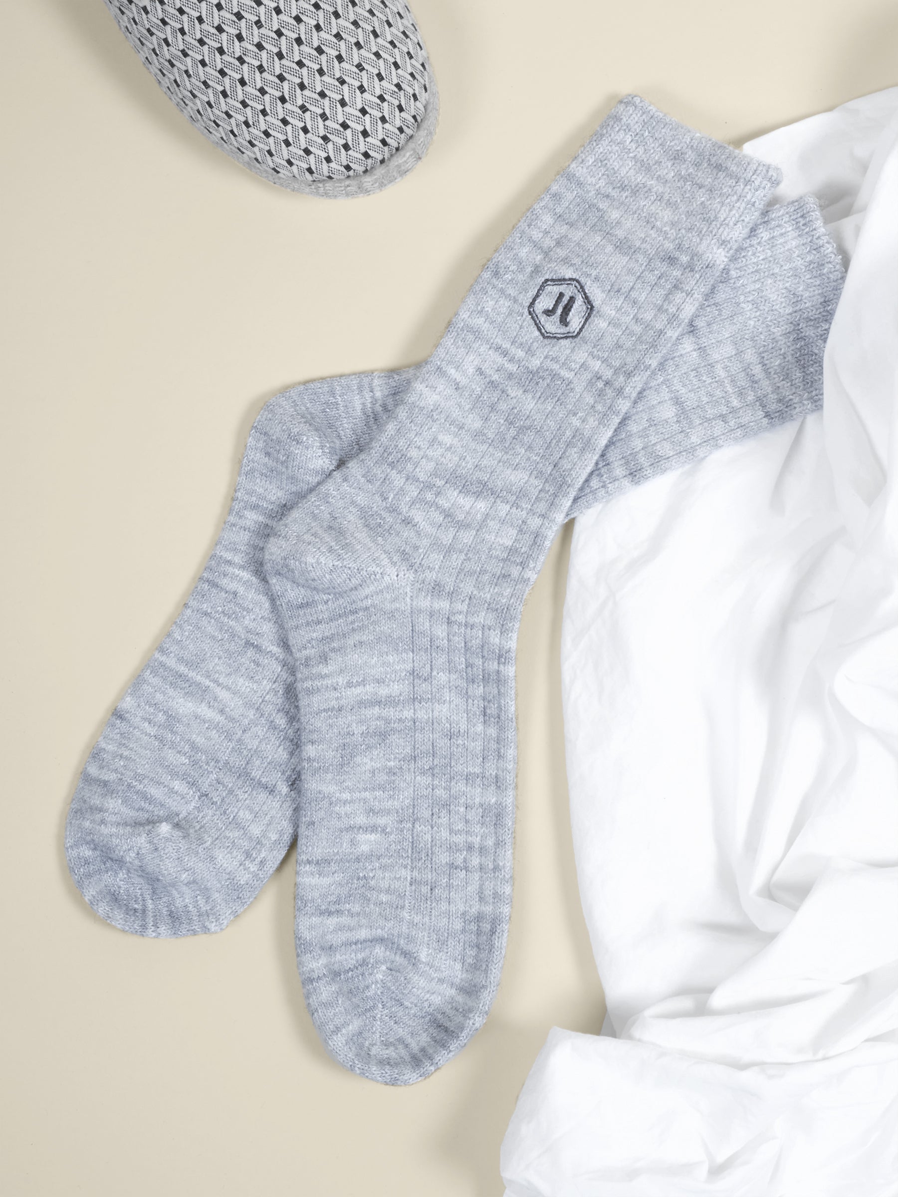 vue posée chaussettes cosy grises jules jenn