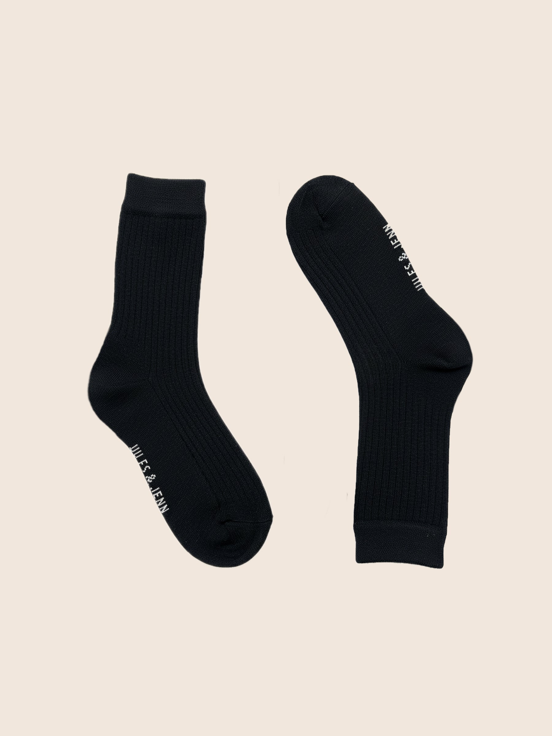 vue posée chaussettes cotelées noir jules jenn