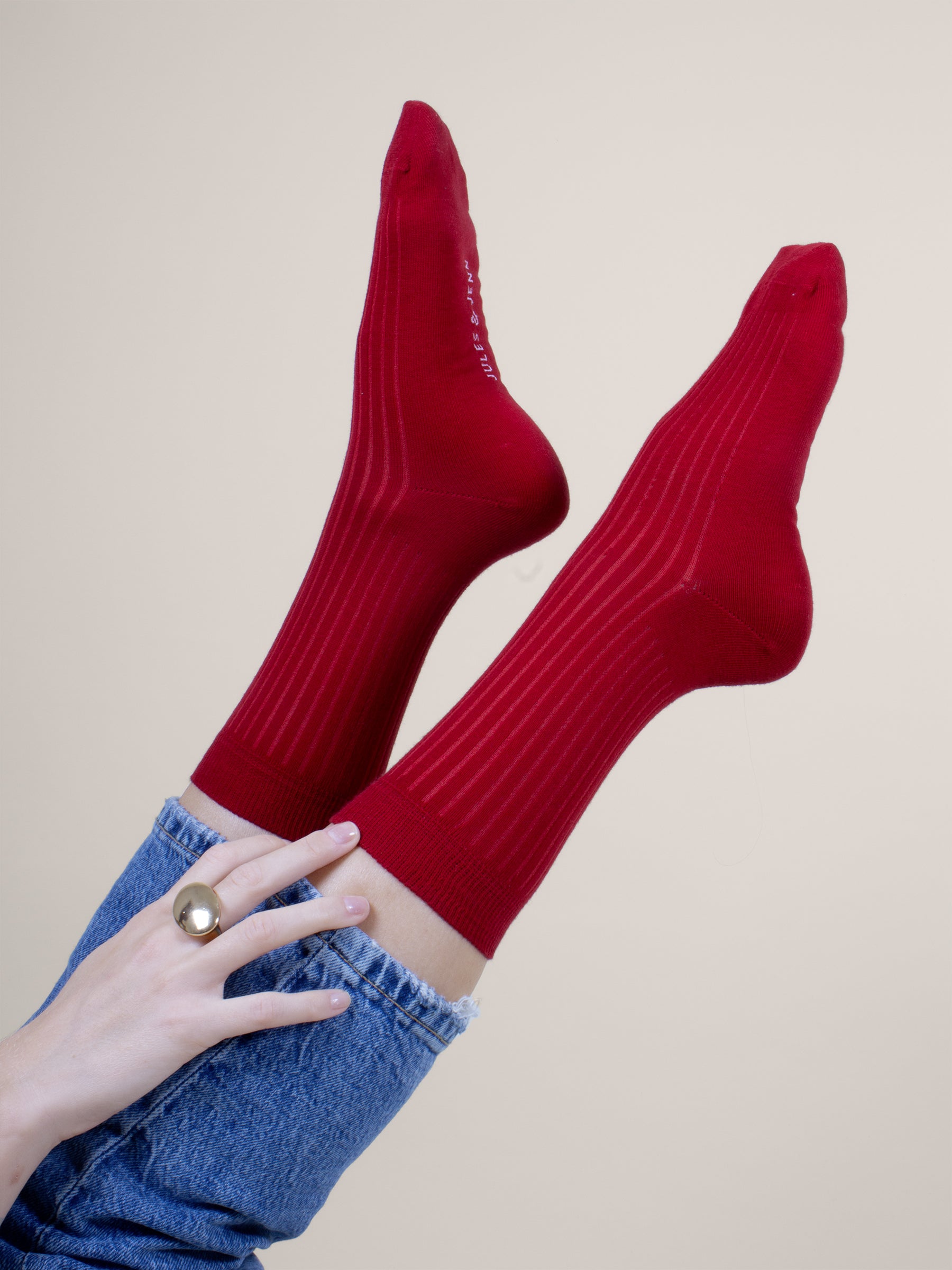 vue portée chaussettes cotelées rouge jules jenn