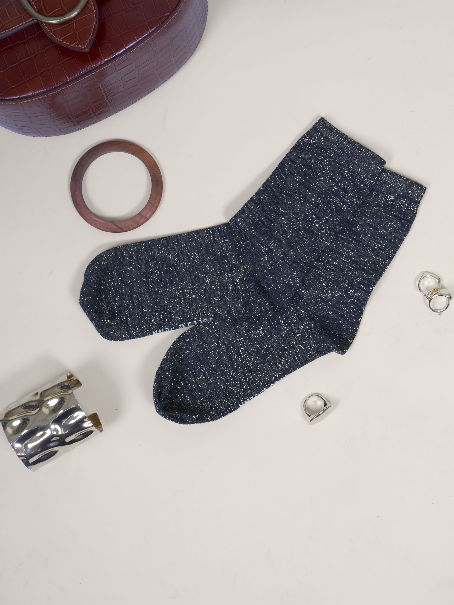 vue posée chaussettes lurex bleu et doré jules jenn
