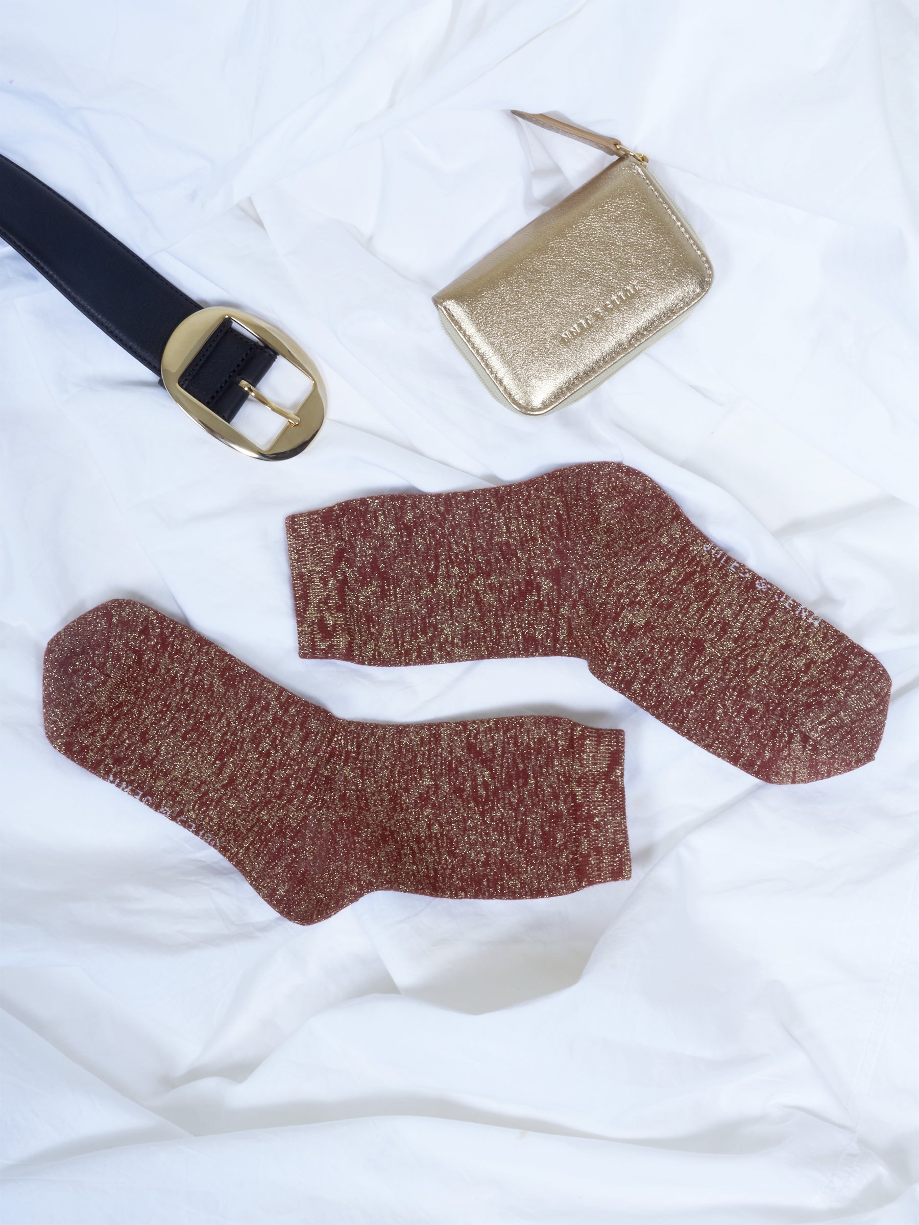 vue posée chaussettes lurex bordeaux et doré jules jenn