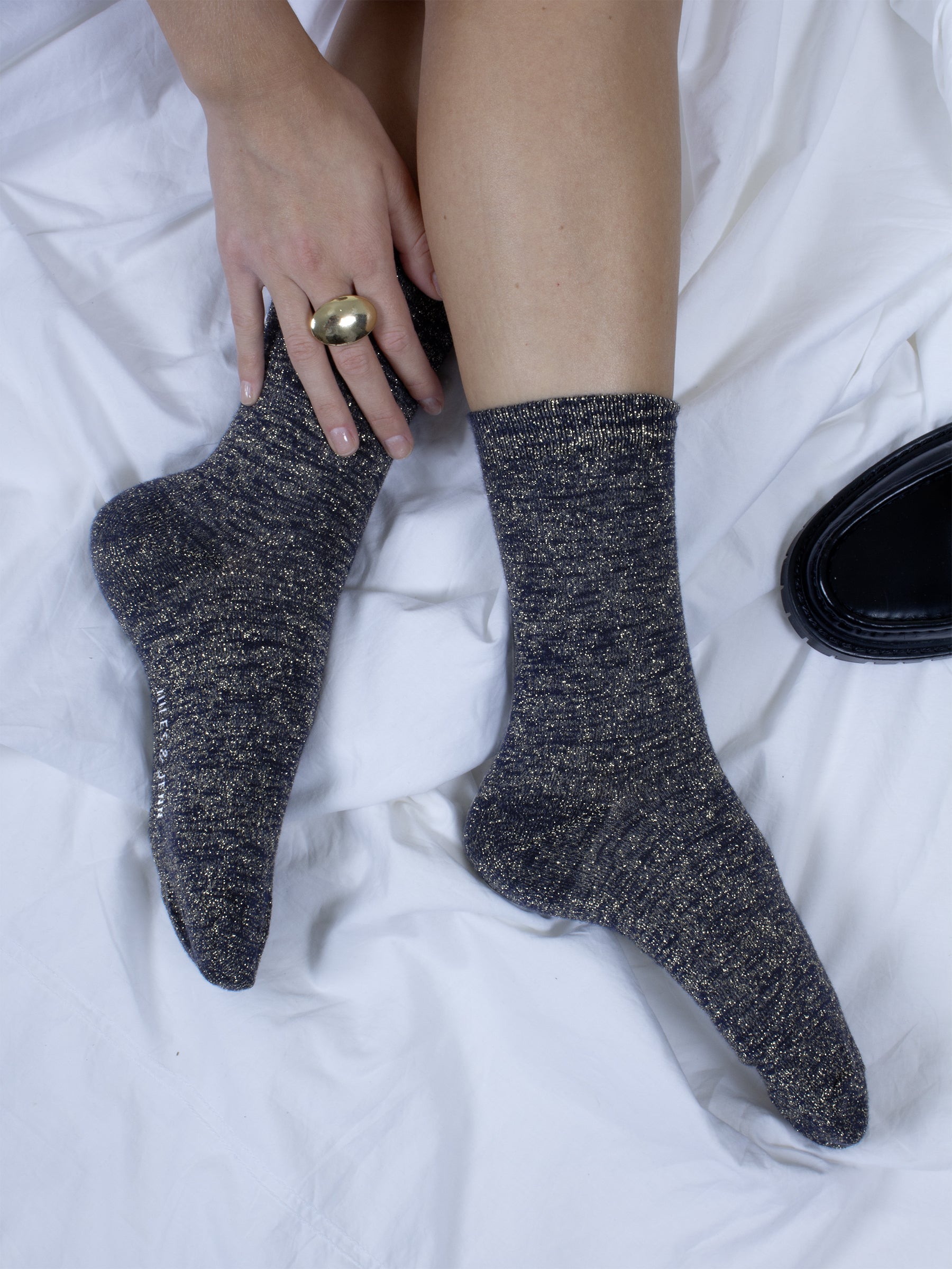 vue portée chaussettes lurex marine et doré jules jenn