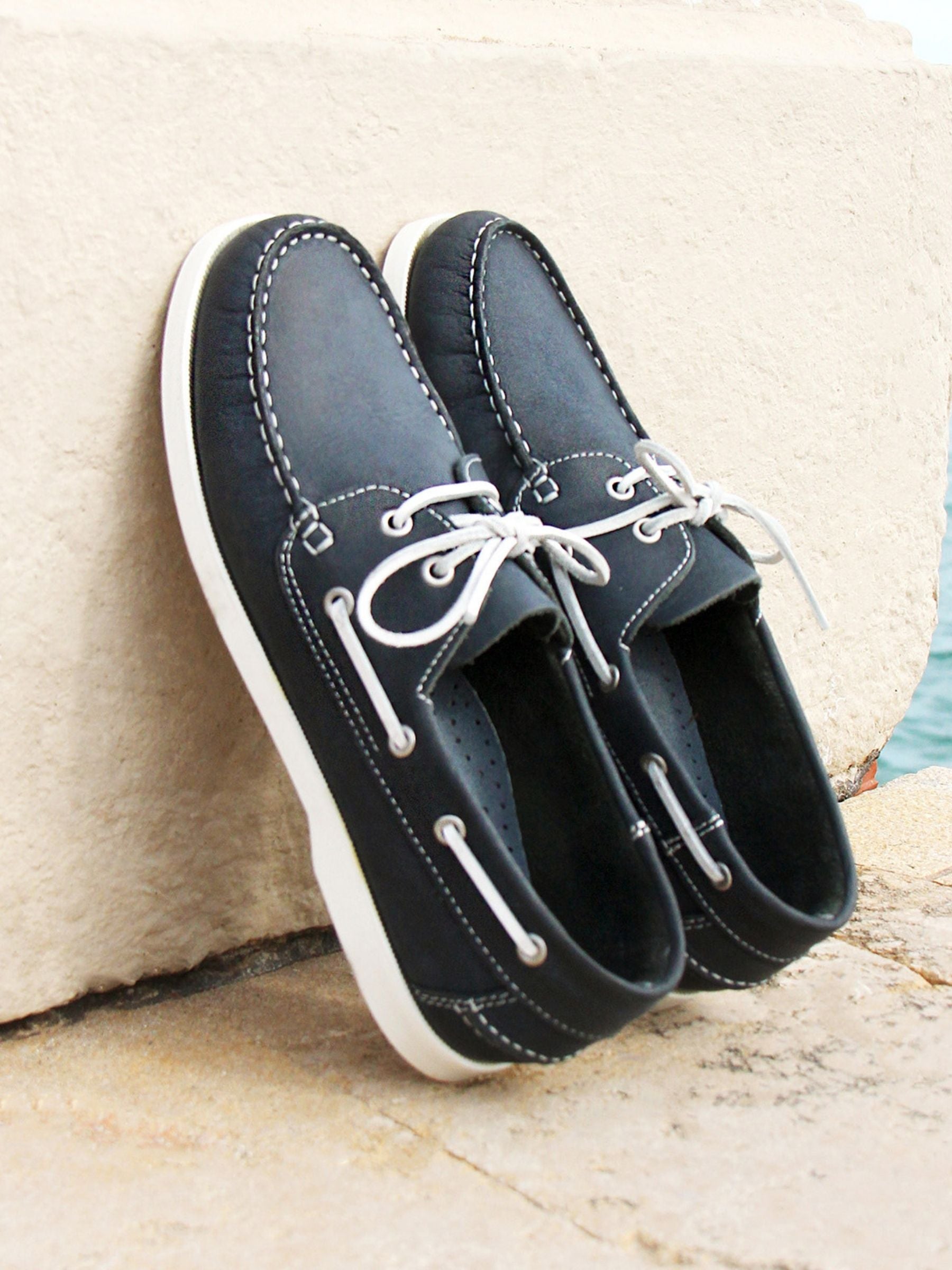 vue posée chaussure bateau cuir bleu jules & jenn