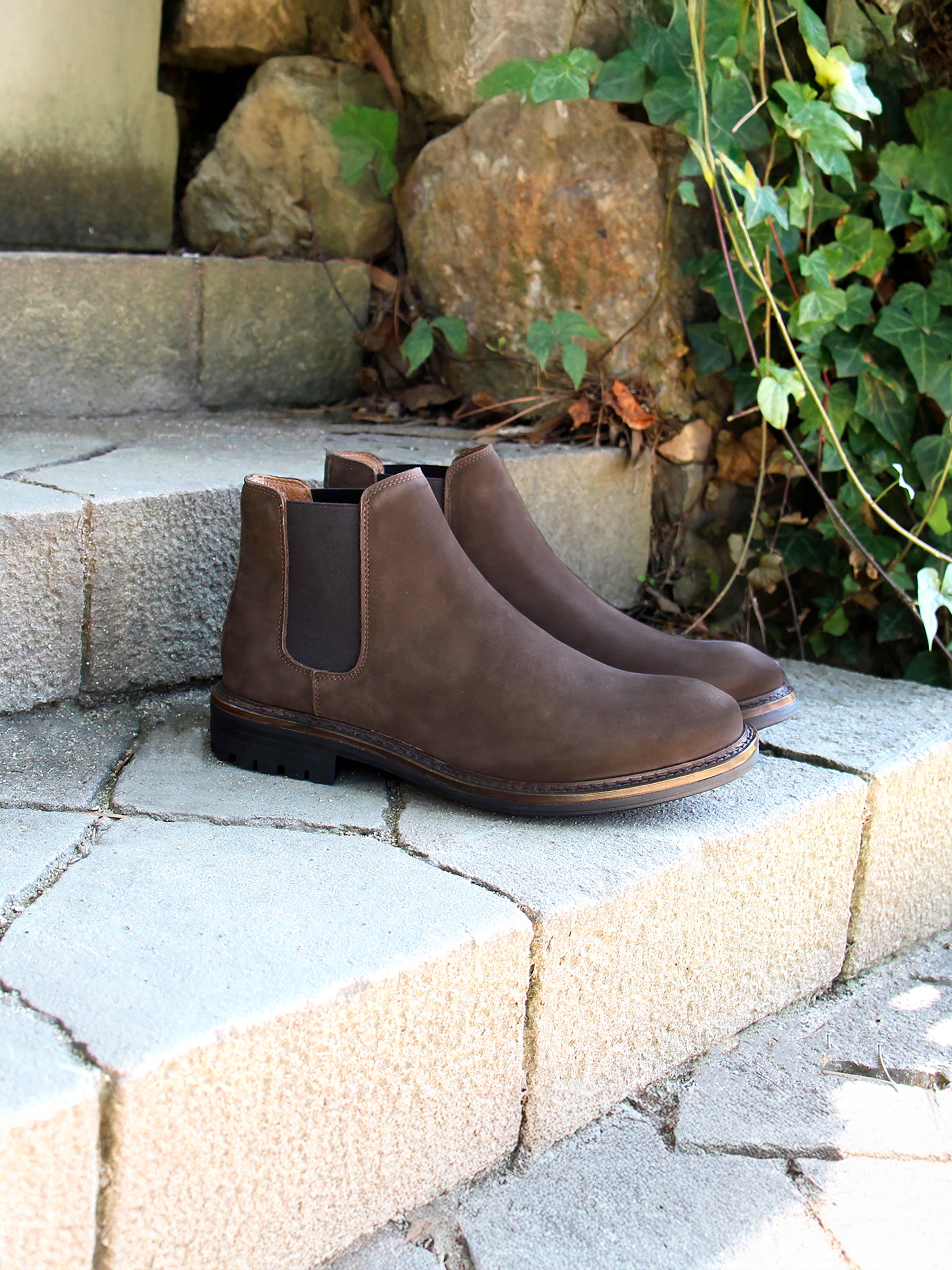 vue posée chelsea boots basse cuir nubuck marron jules & jenn