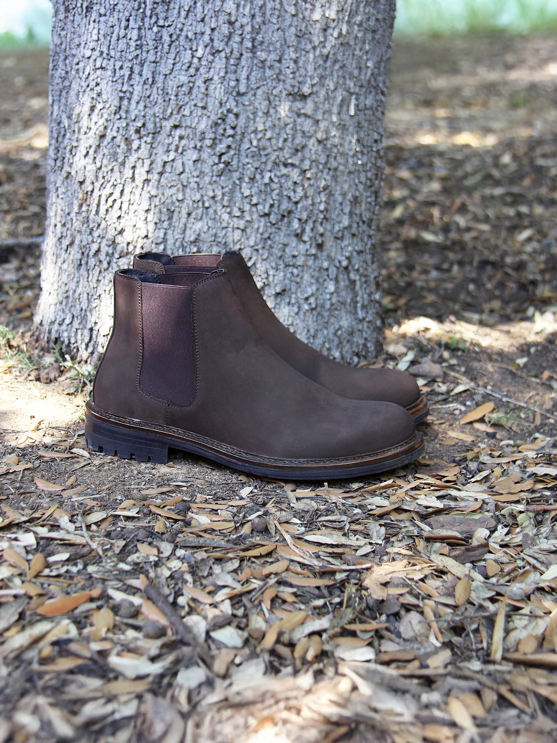 vue posée chelsea boots basses cuir nubuck marron jules & jenn