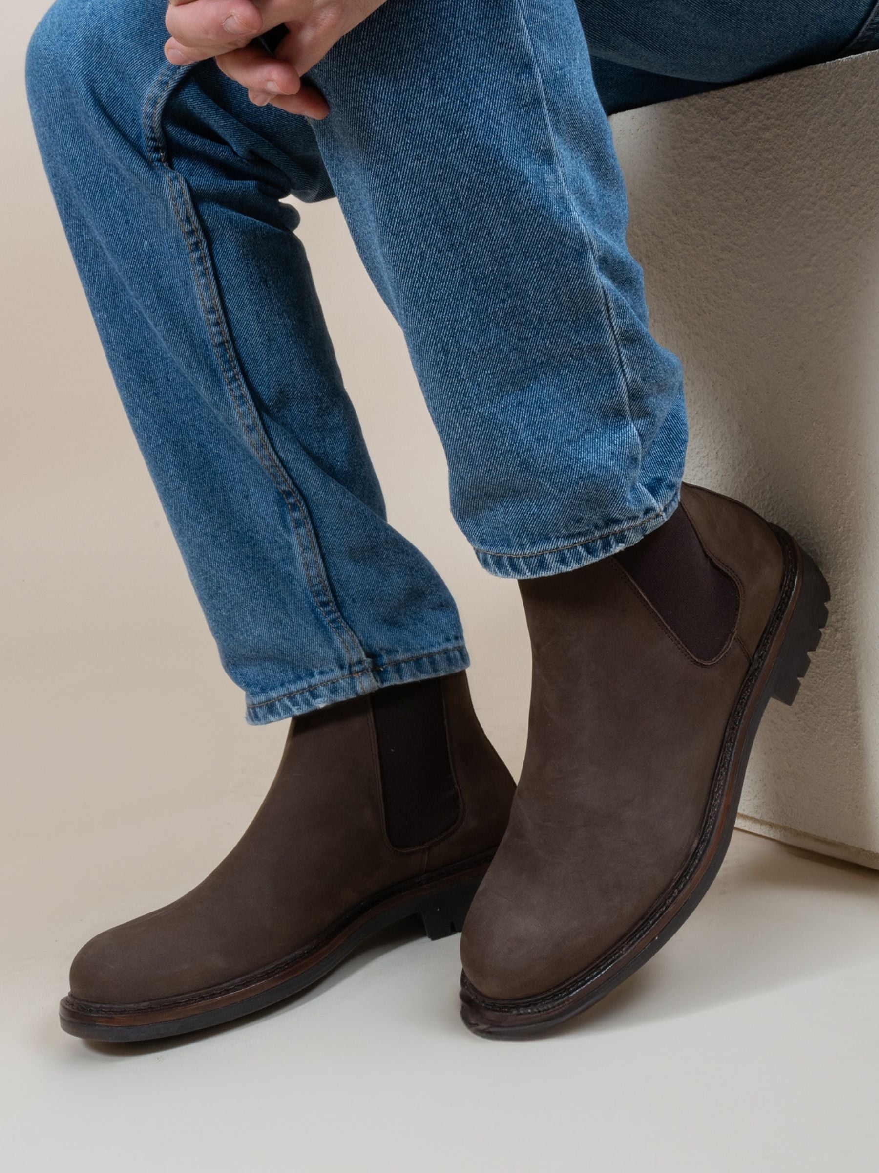 vue portée chelsea boots basses cuir nubuck marron jules & jenn