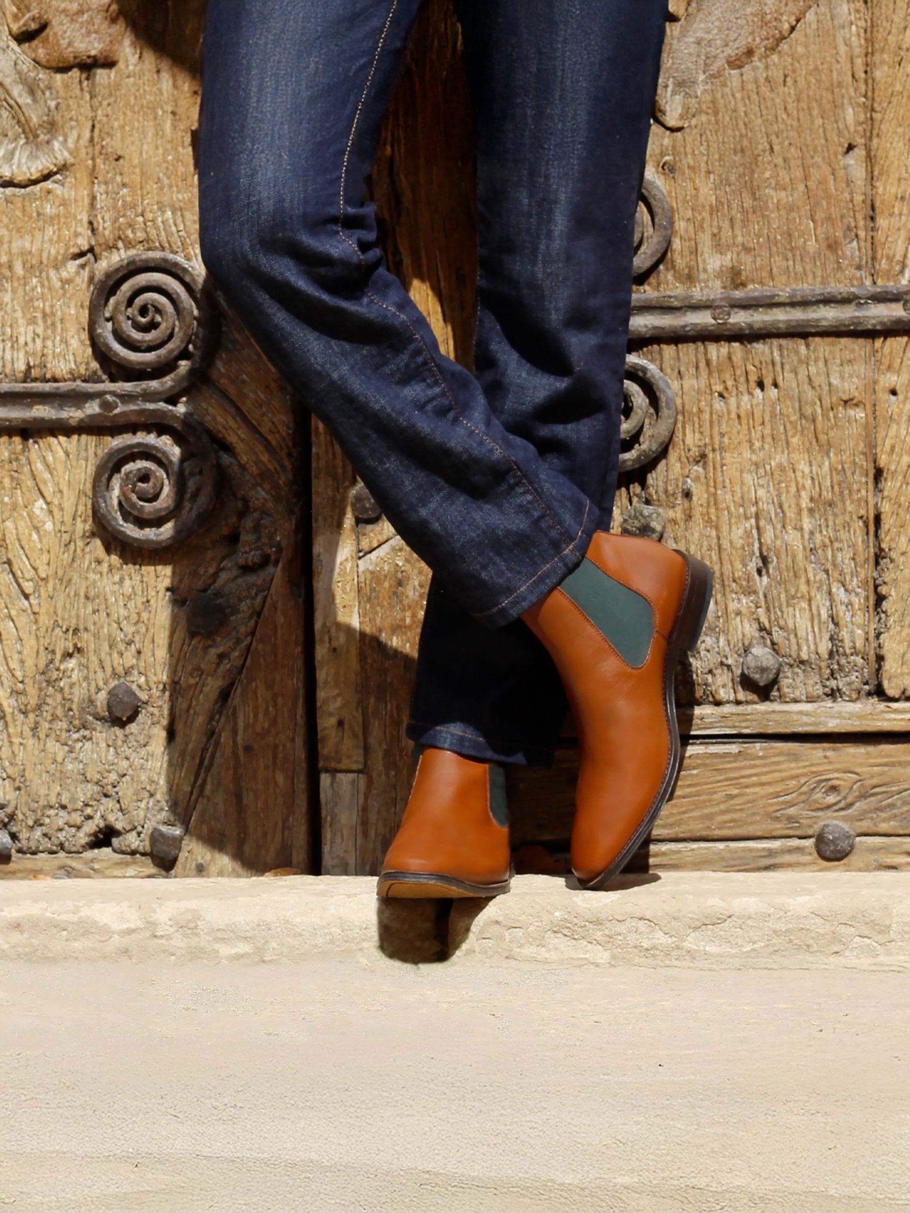 vue portée chelsea boots cuir cognac vert jules & jenn