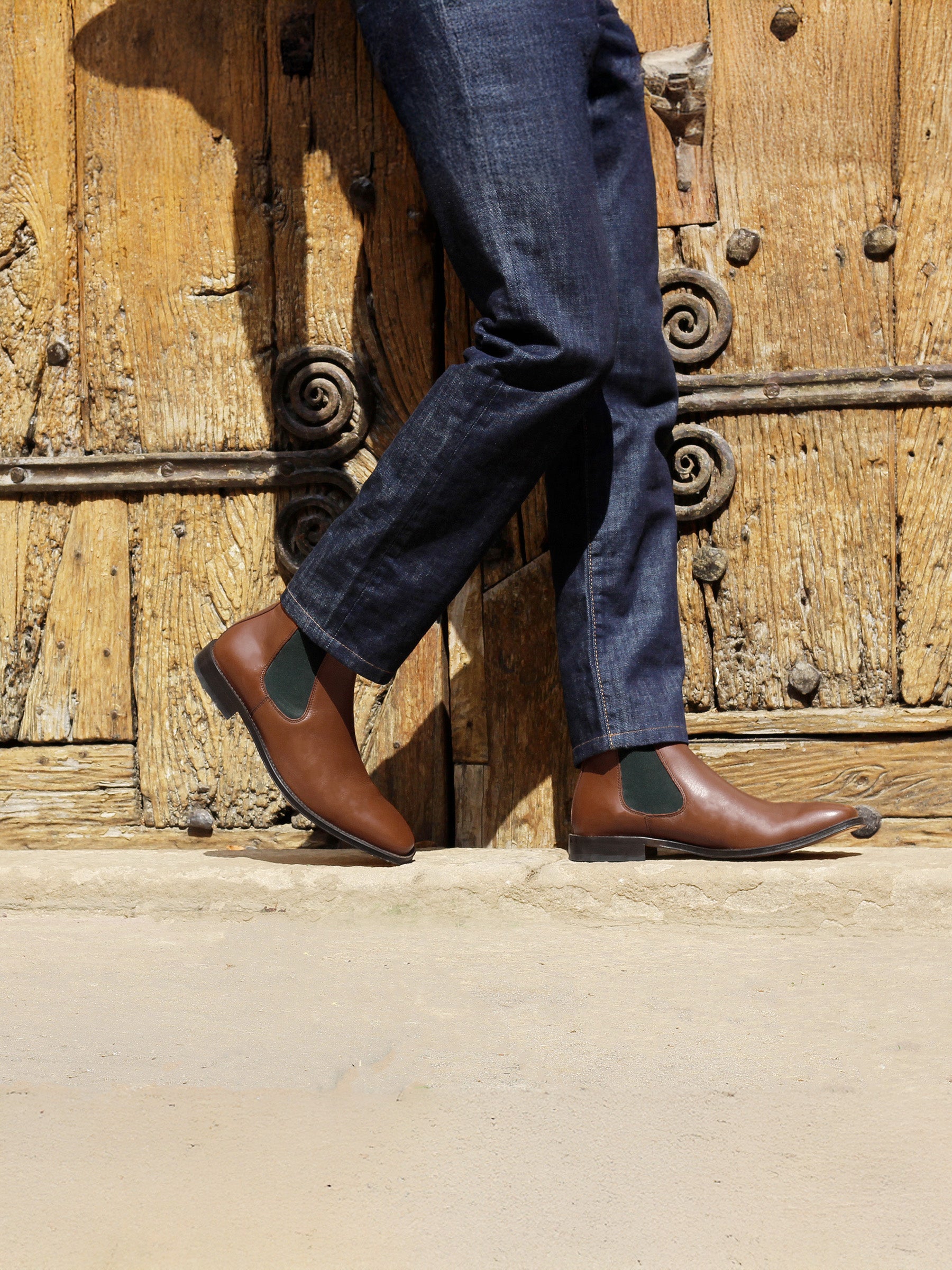 vue portée chelsea boots cuir cognac vert jules & jenn
