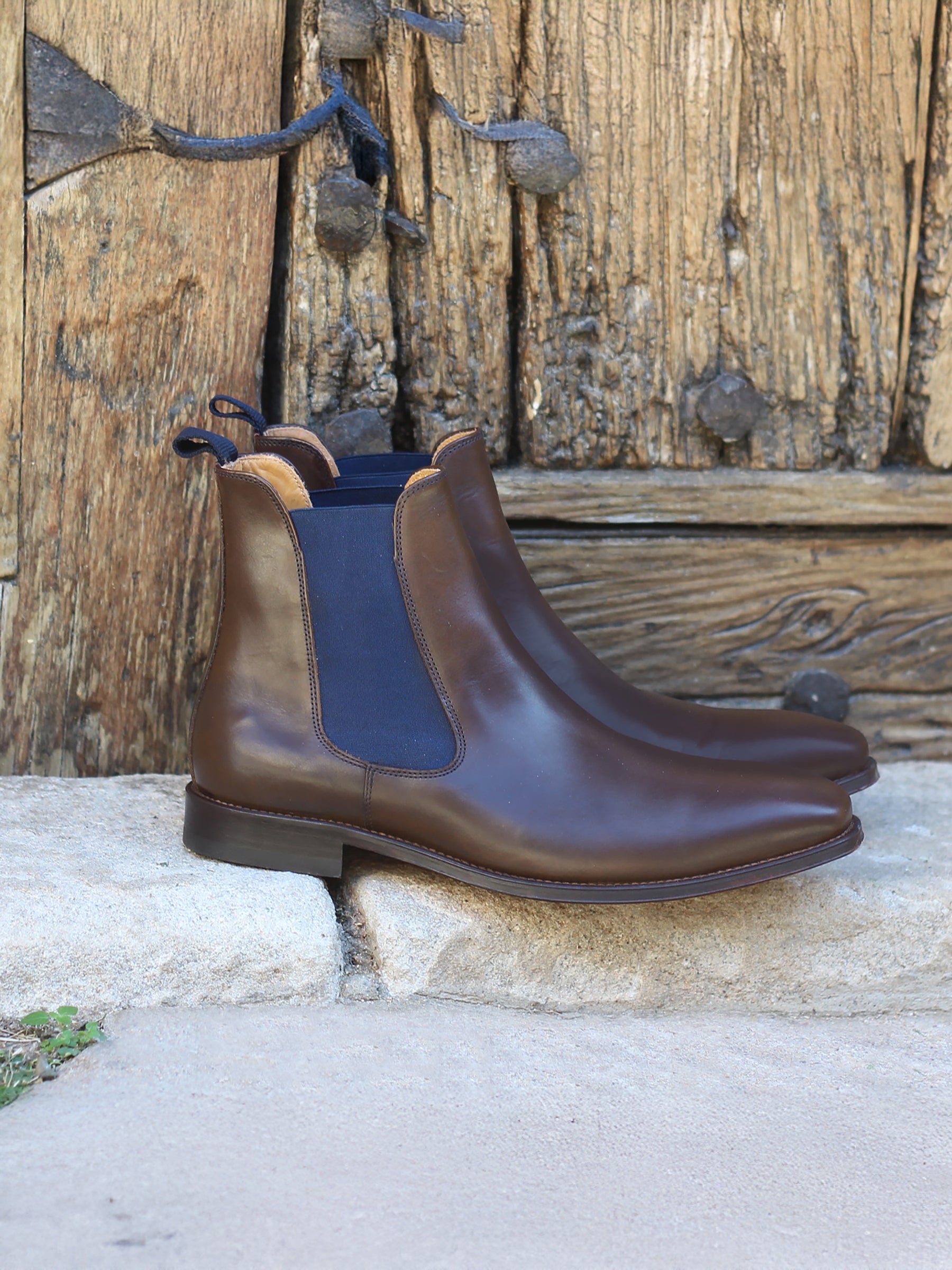 vue posée chelsea boots cuir marron et bleu jules & jenn