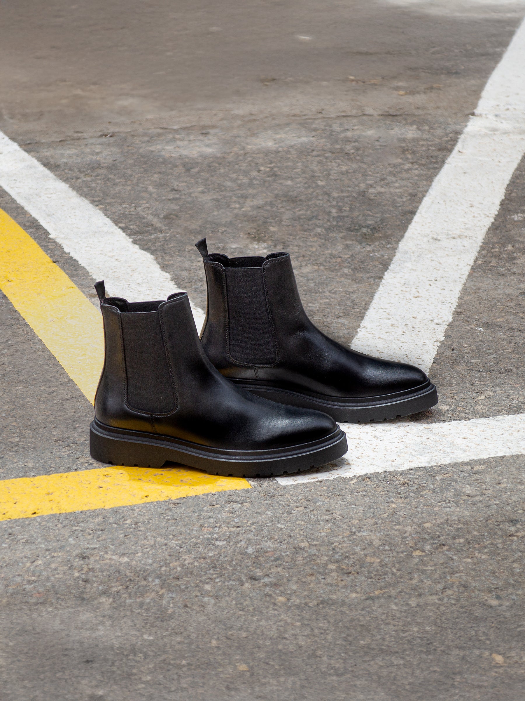 vue posée chelsea boots gomme cuir noir jules & jenn