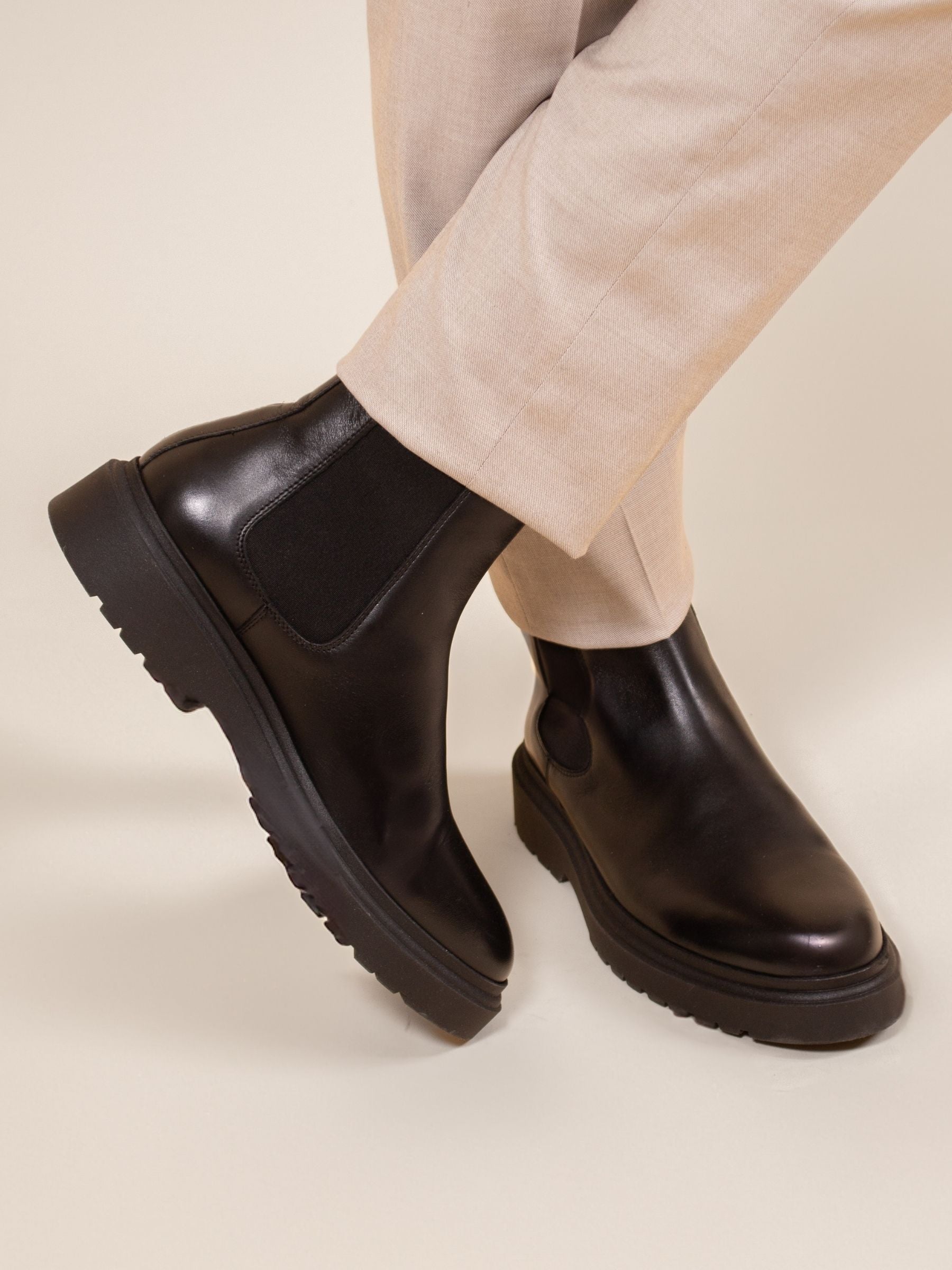 vue portée chelsea boots gomme cuir noir jules & jenn