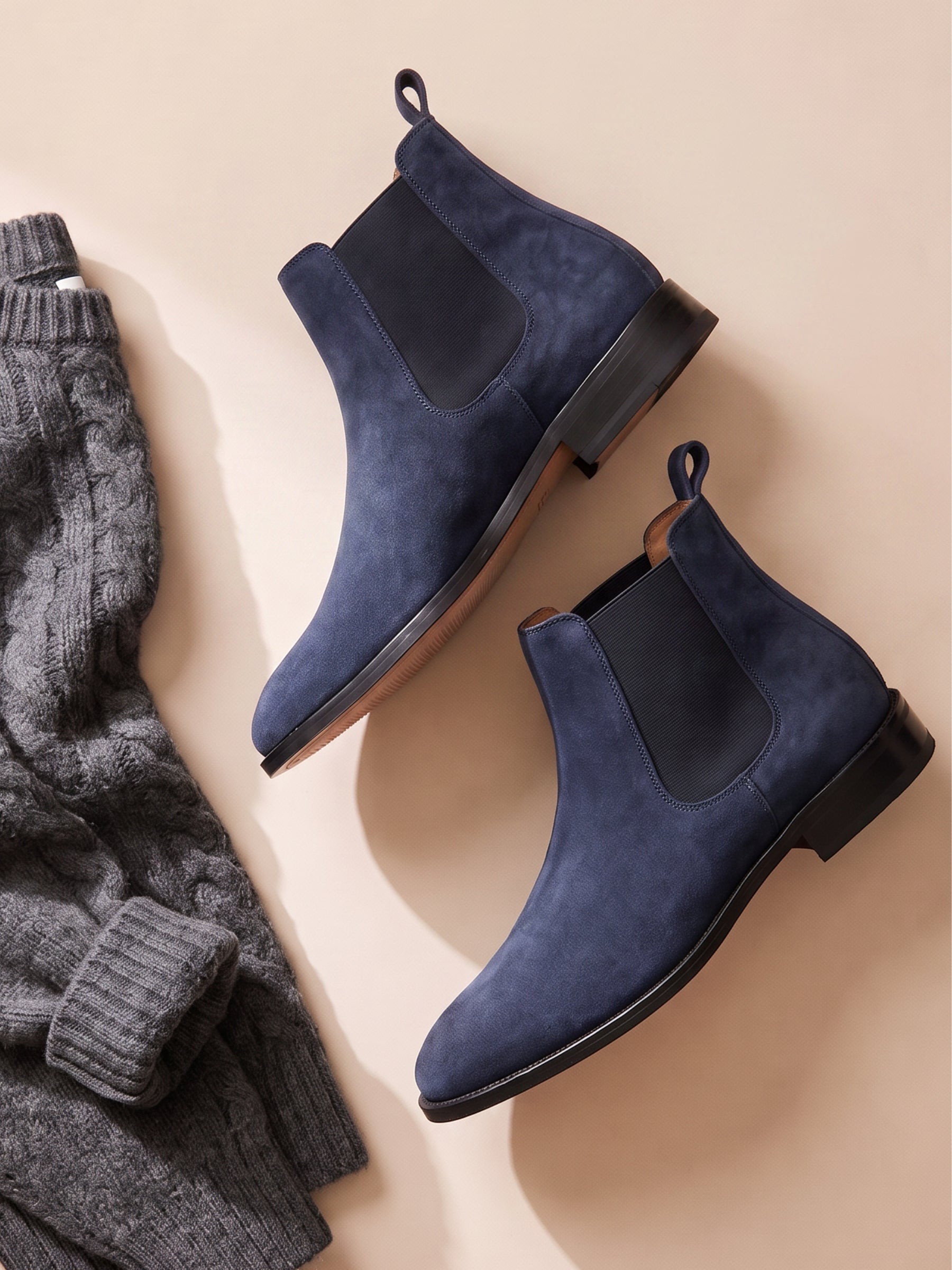 photo vue posee chelsea boots martin cuir daim bleu jules jenn