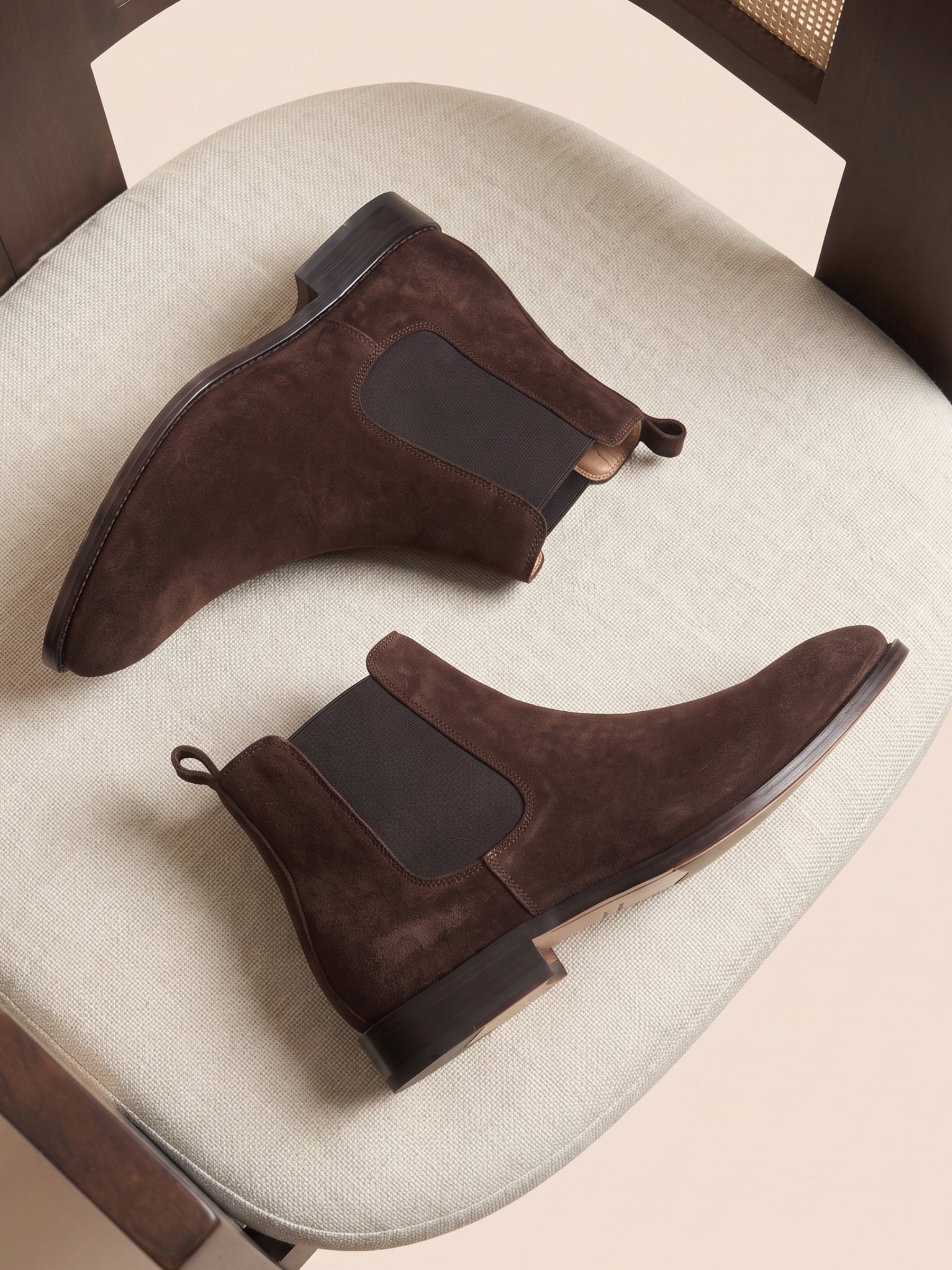 photo vue posee chelsea boots martin cuir daim marron jules jenn