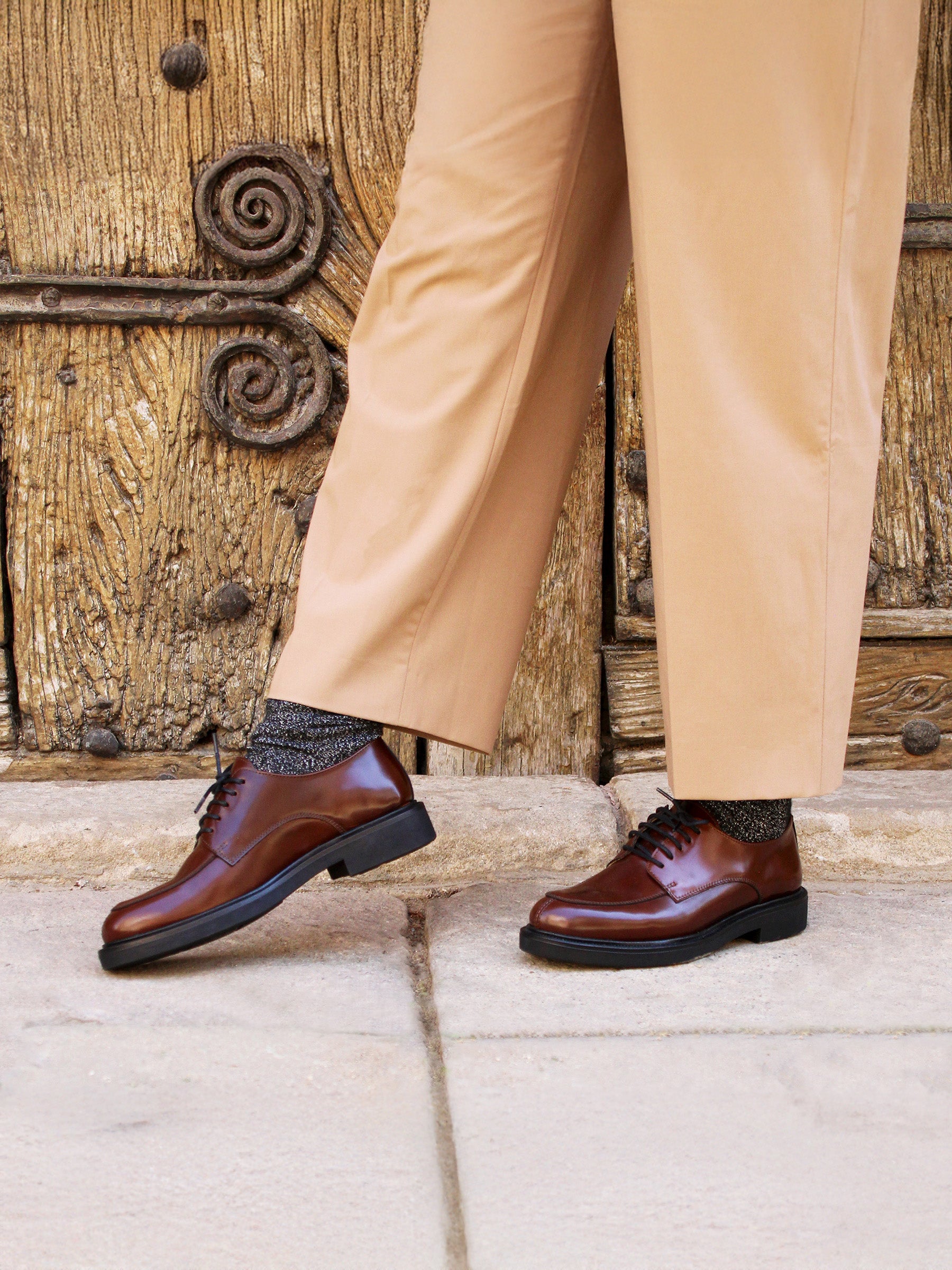 vue portée derbies cuir brillant cognac jules & jenn