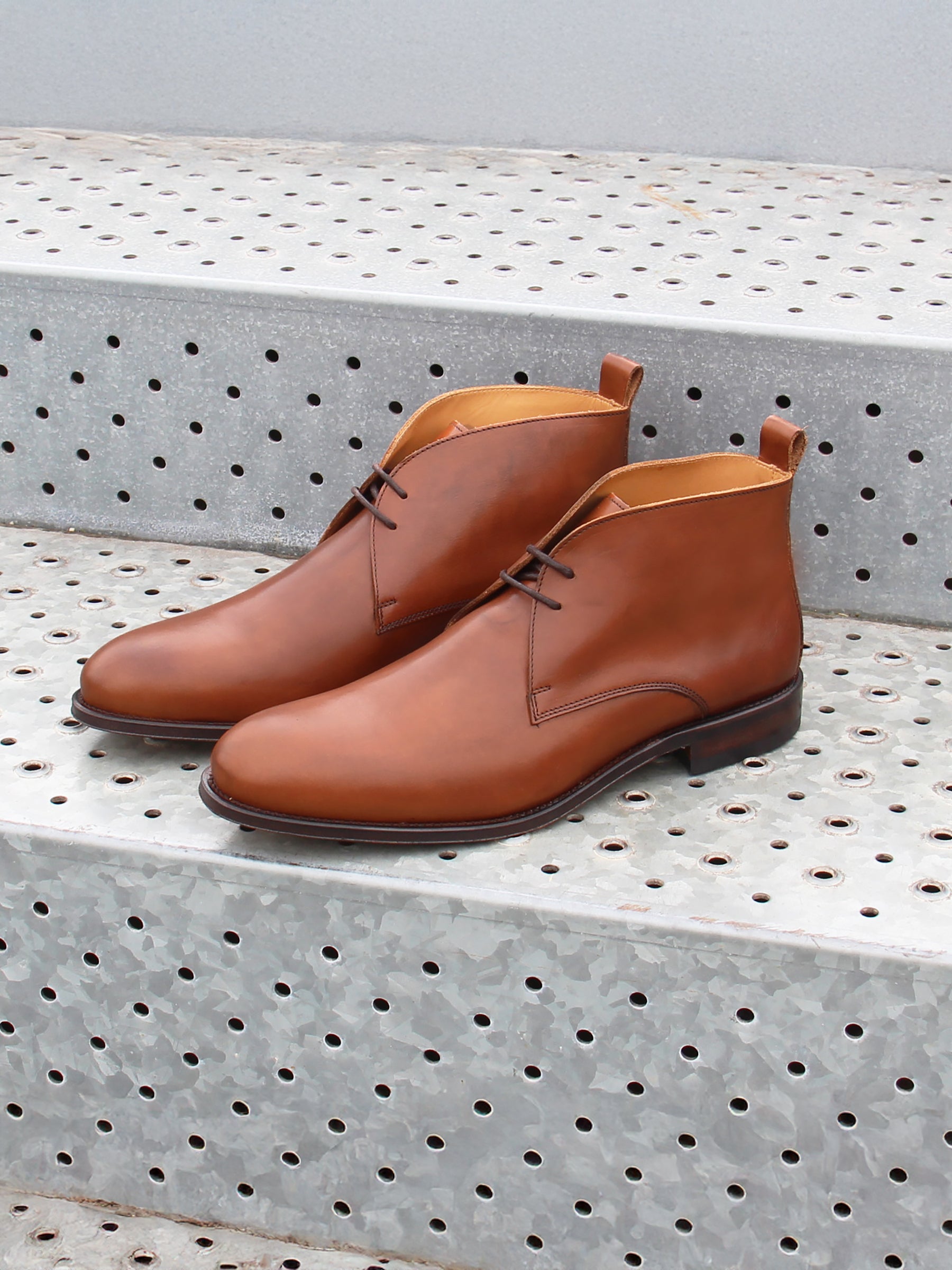 vue posée desert boots cuir cognac jules & jenn