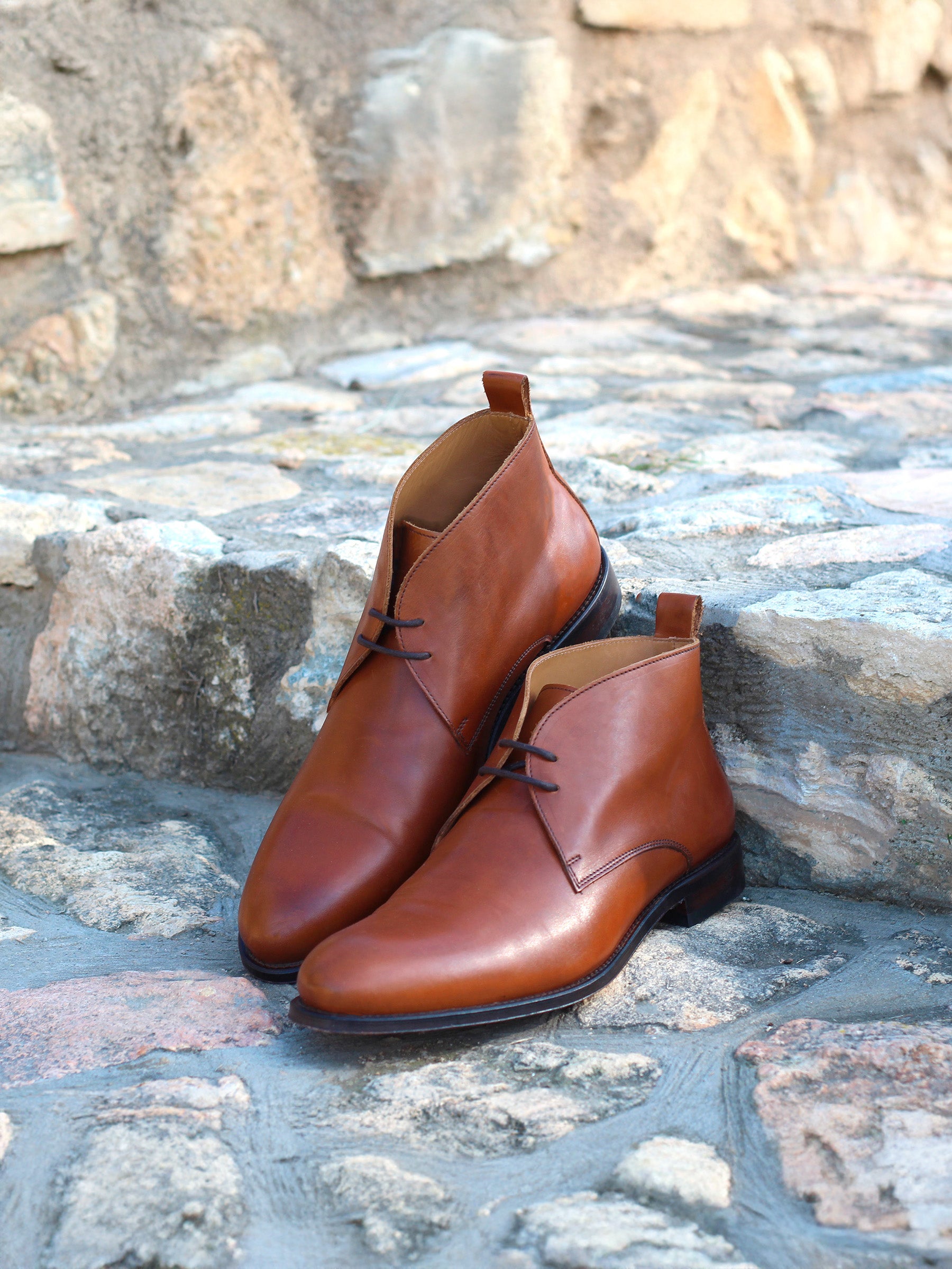 vue posée desert boots cuir cognac jules & jenn