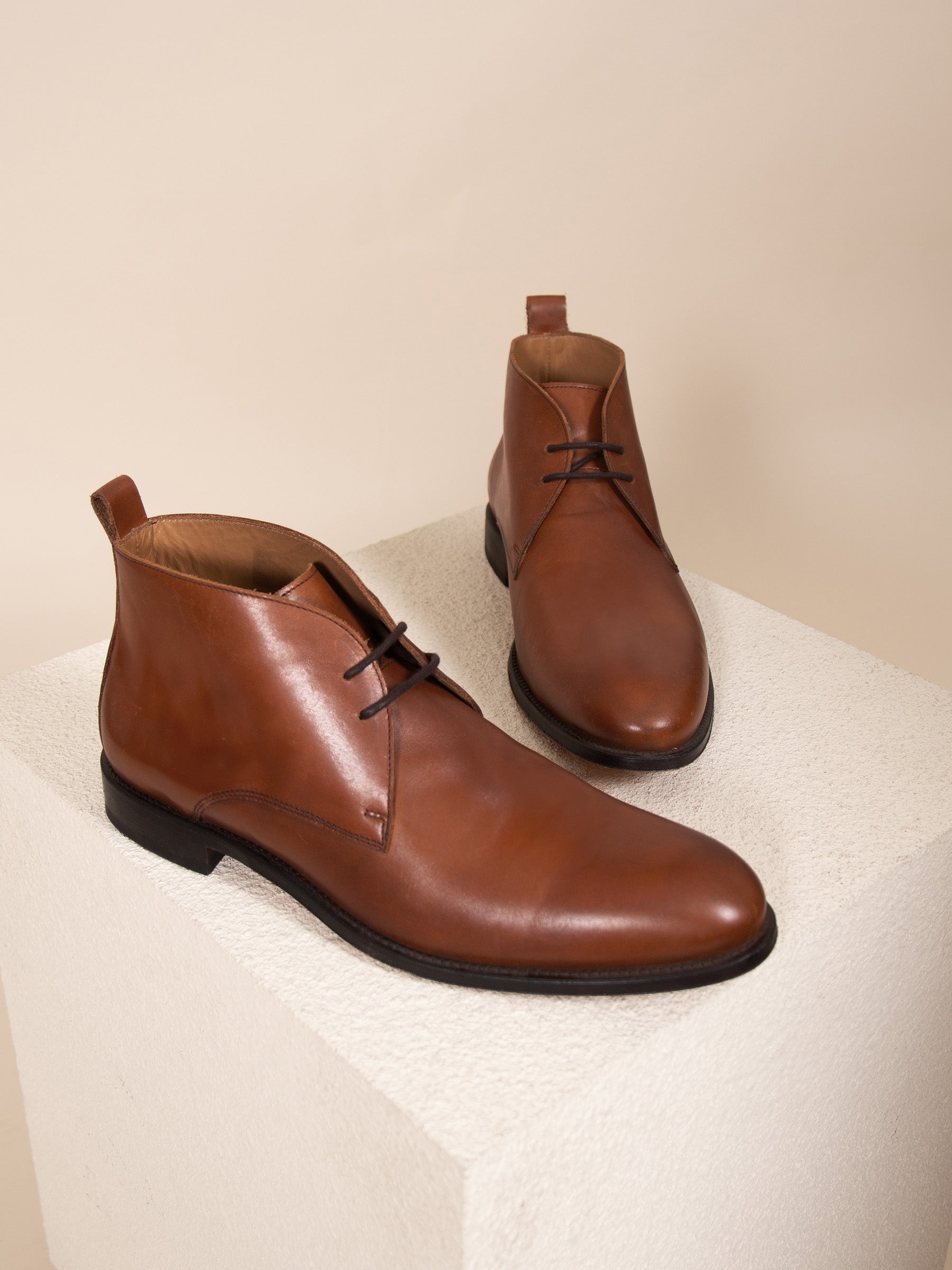 vue posée desert boots cuir cognac jules & jenn