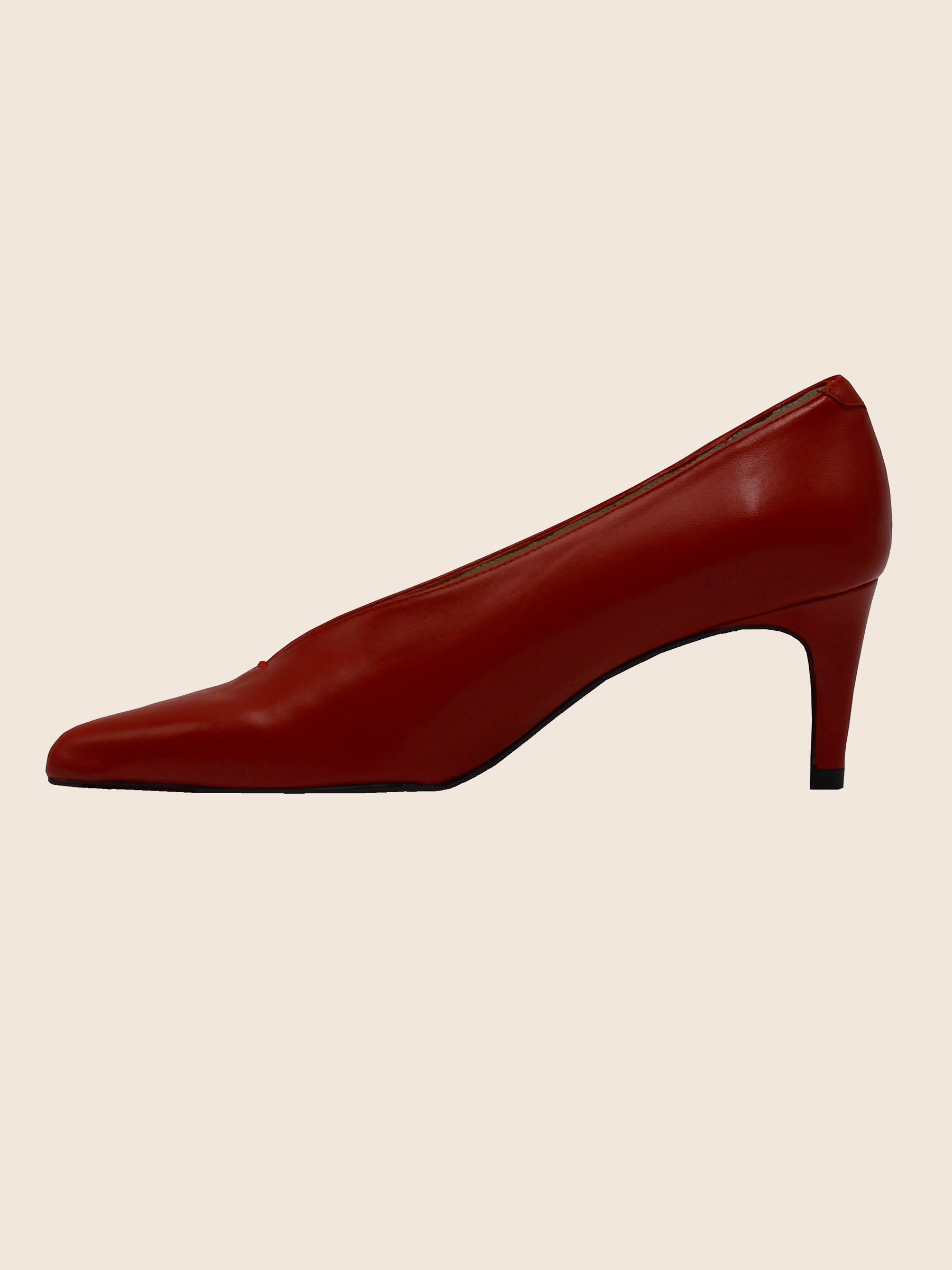 vue poséee escarpin decollete V cuir rouge jules & jenn