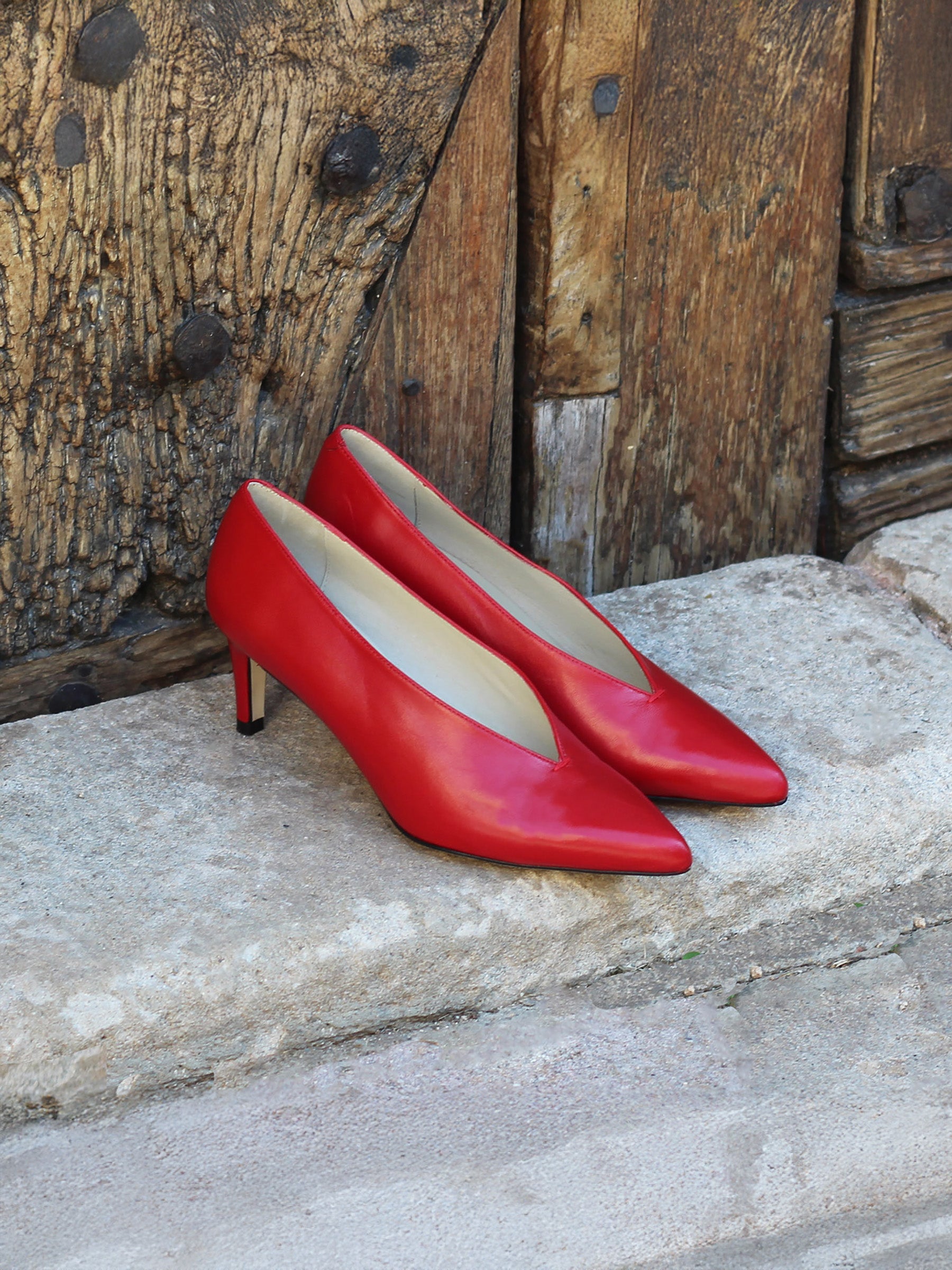 vue posée escarpin decollete V cuir rouge jules & jenn