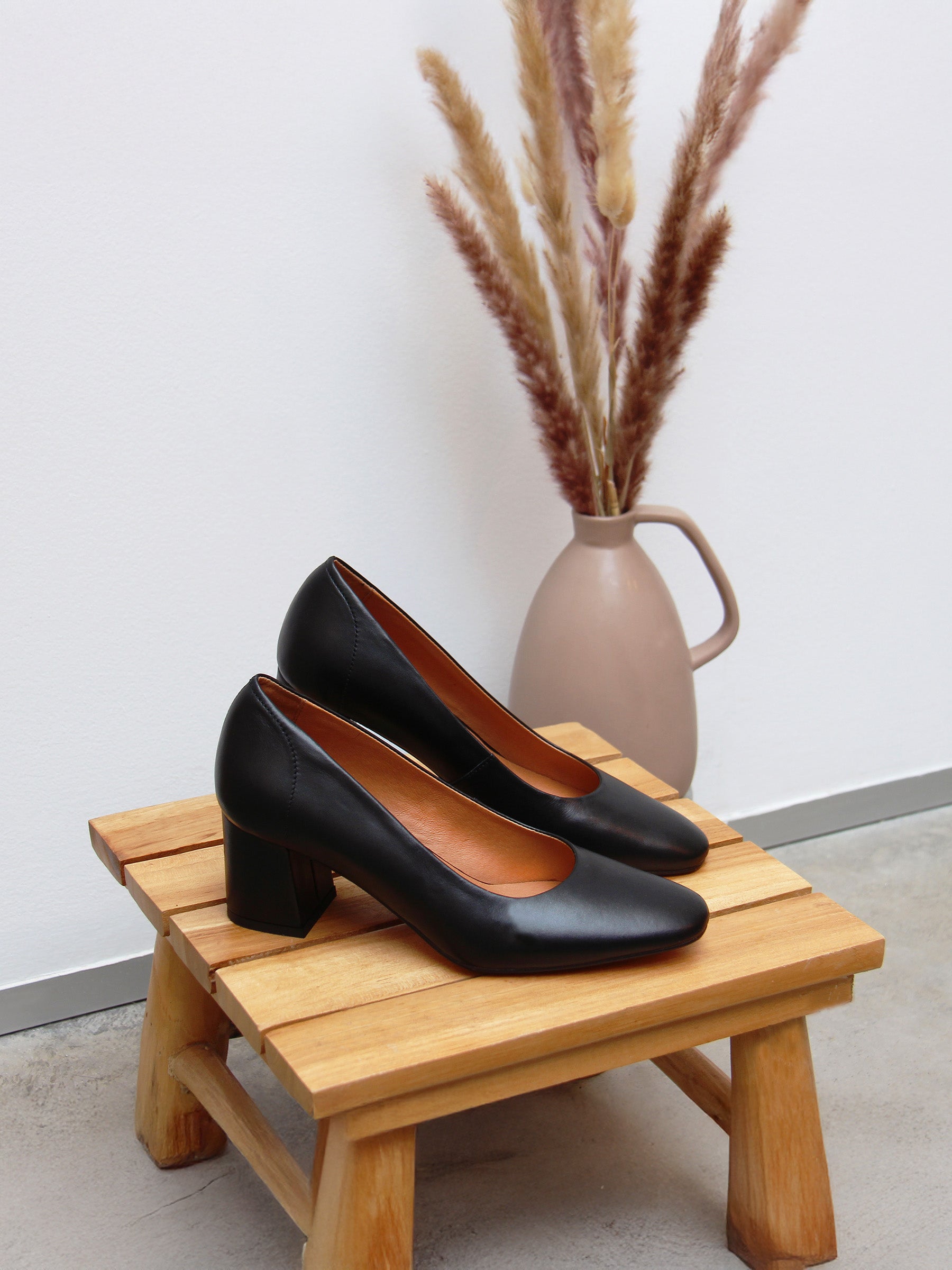 vue posée escarpins retro cuir noir jules & jenn
