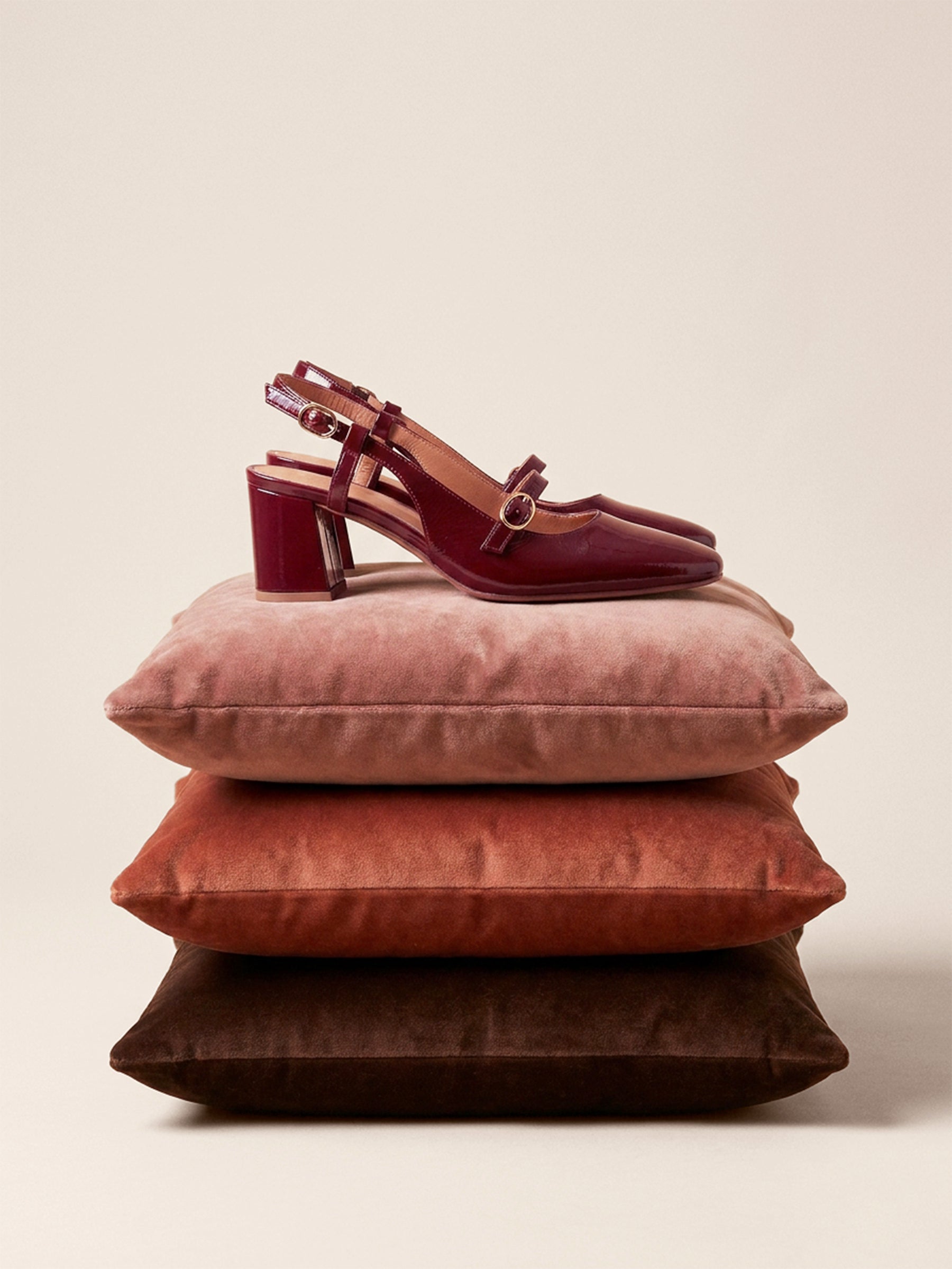 photo vue posée escarpins slingback cuir vernis bordeaux jules jenn