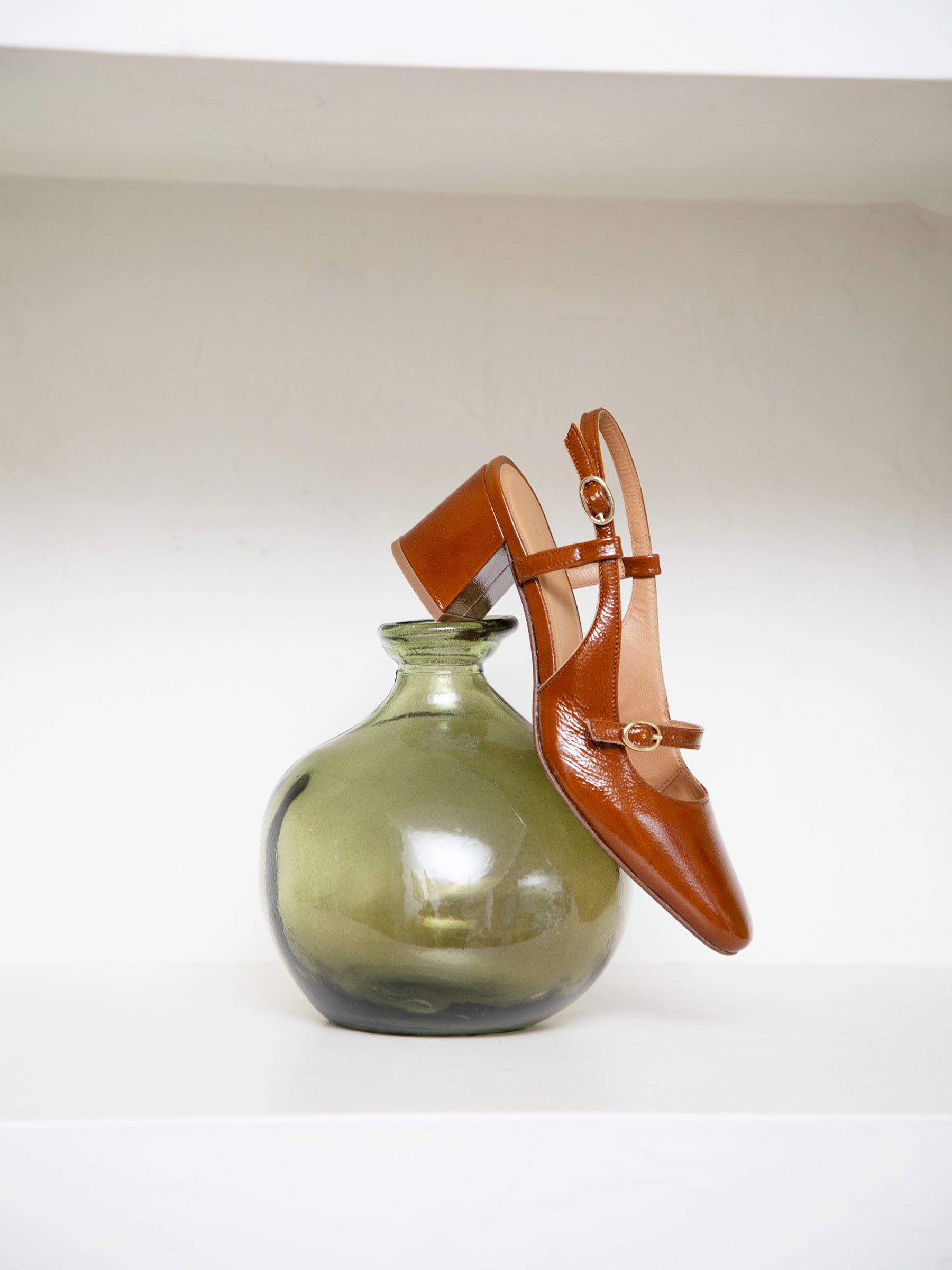 vue posée escarpins slingback cuir vernis cognac jules & jenn