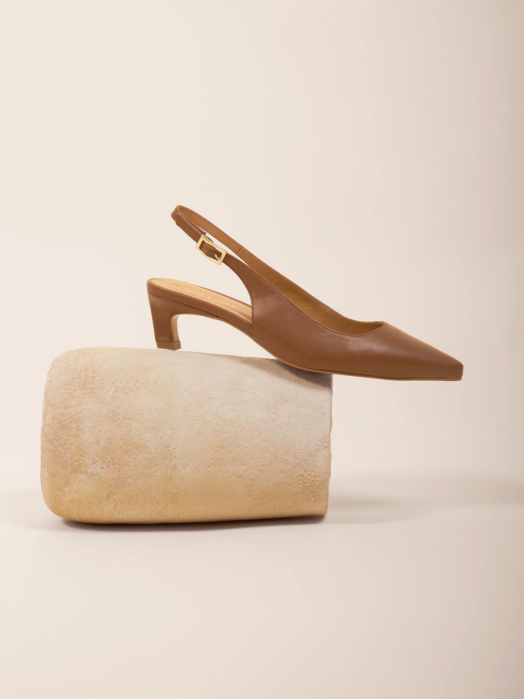 photo vue posée escarpins slingback petit talon cuir cognac jules & jenn