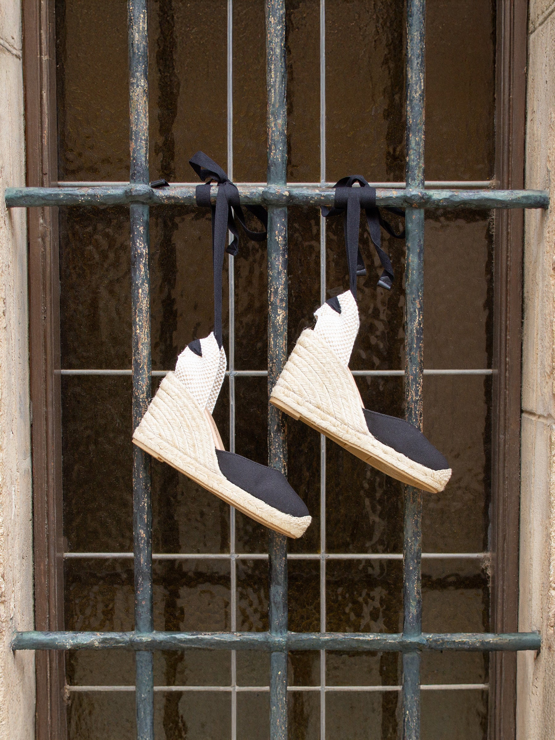 vue posée espadrilles compensees toile recyclee noir jules & jenn