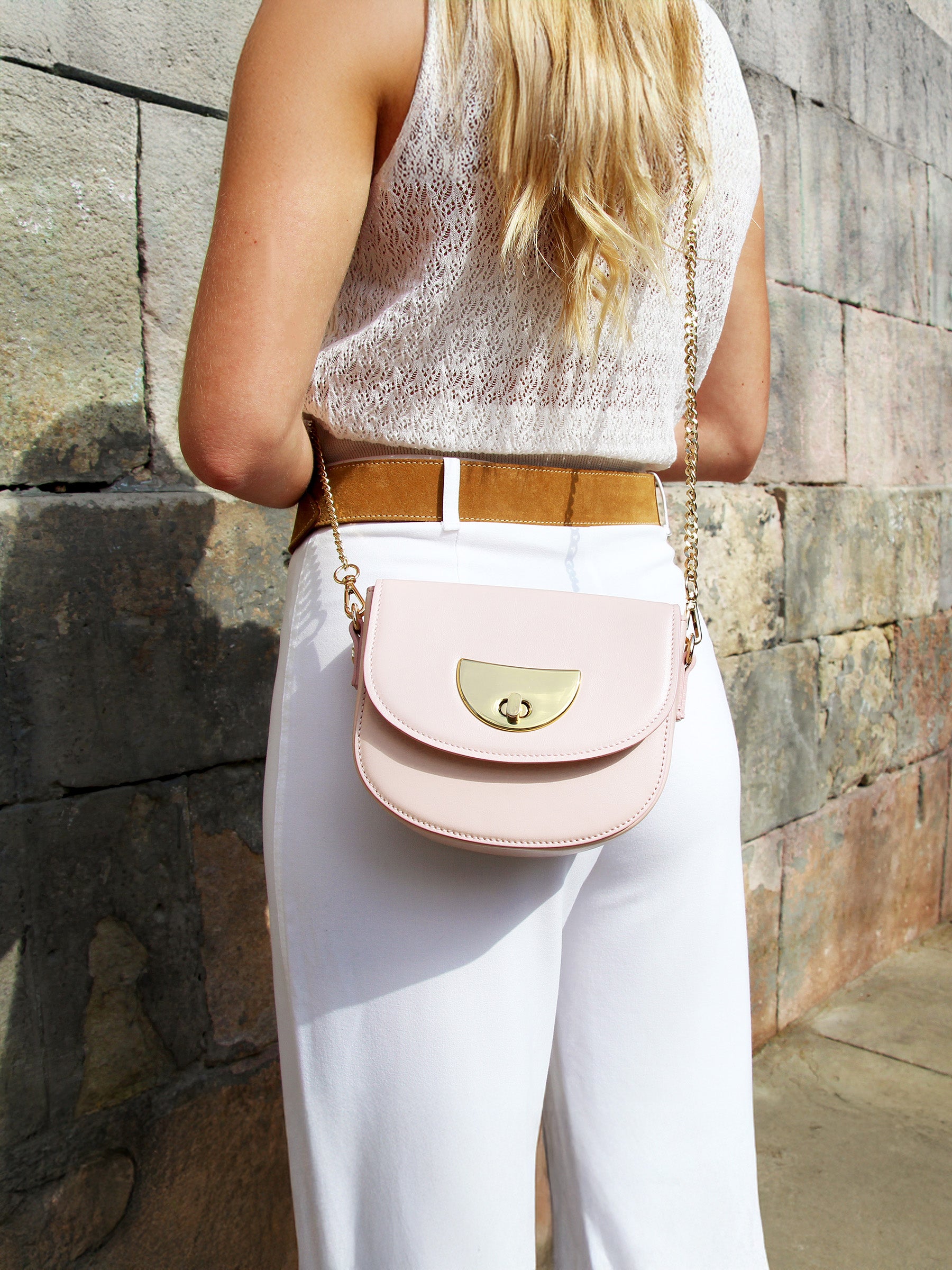 vue portée sac mini sac cuir rose poudre jules & jenn