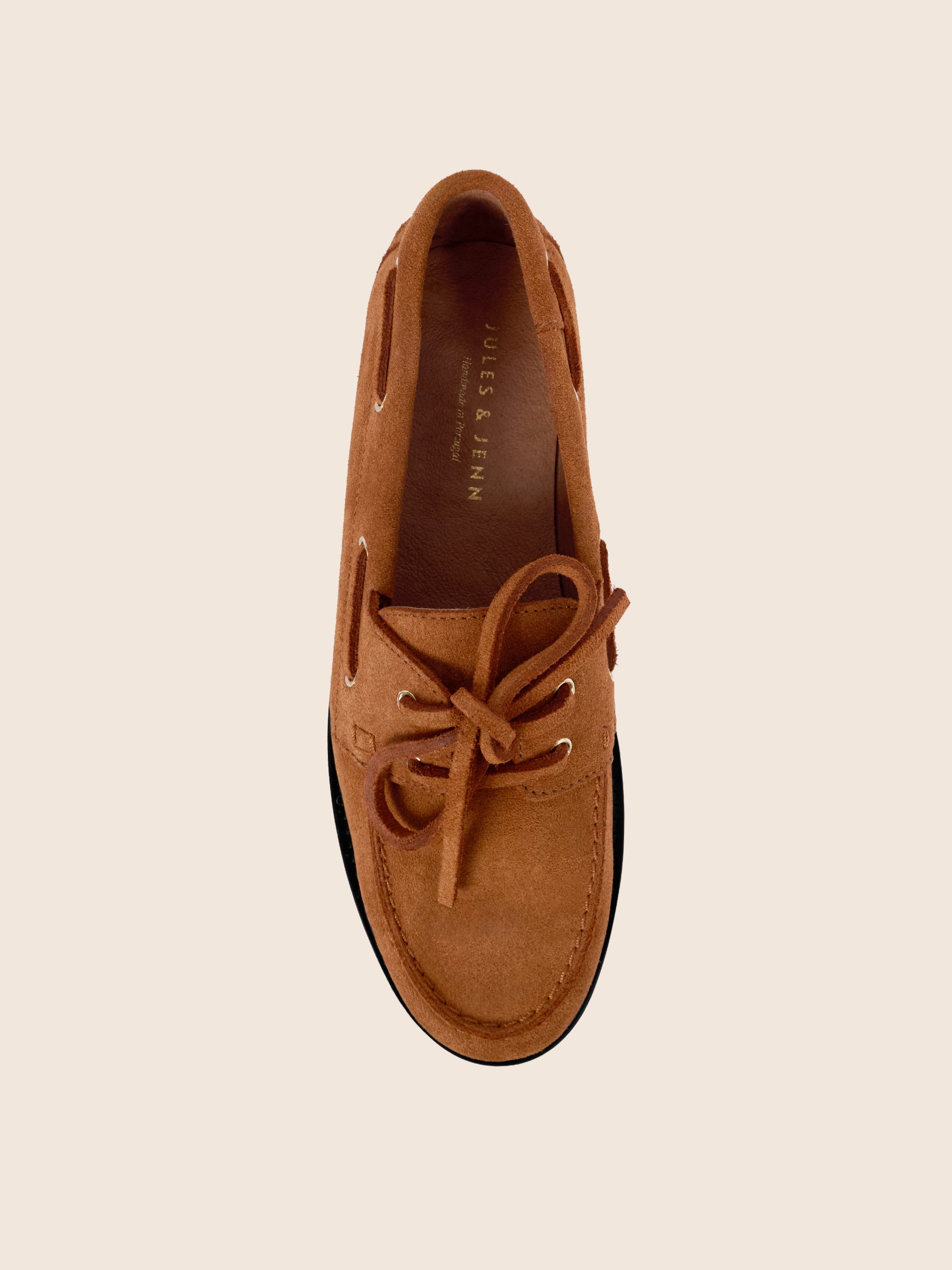 photo vue dessus mocassins bateau cuir daim camel jules & jenn
