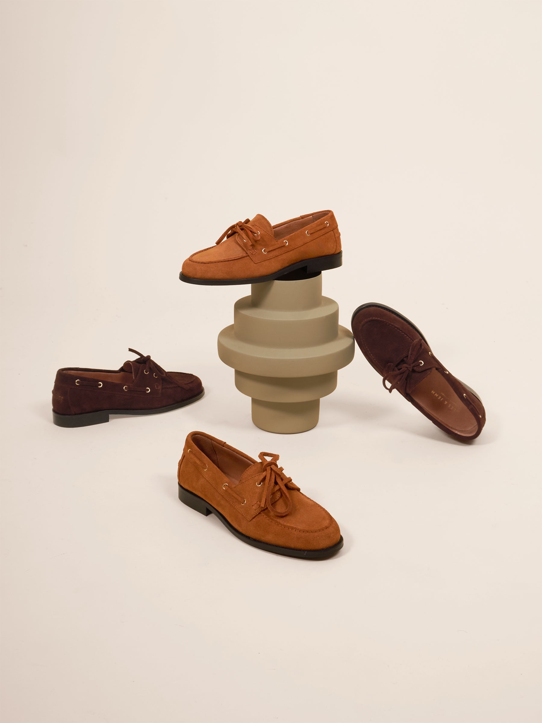 photo vue posée mocassins bateau cuir daim camel jules & jenn 2