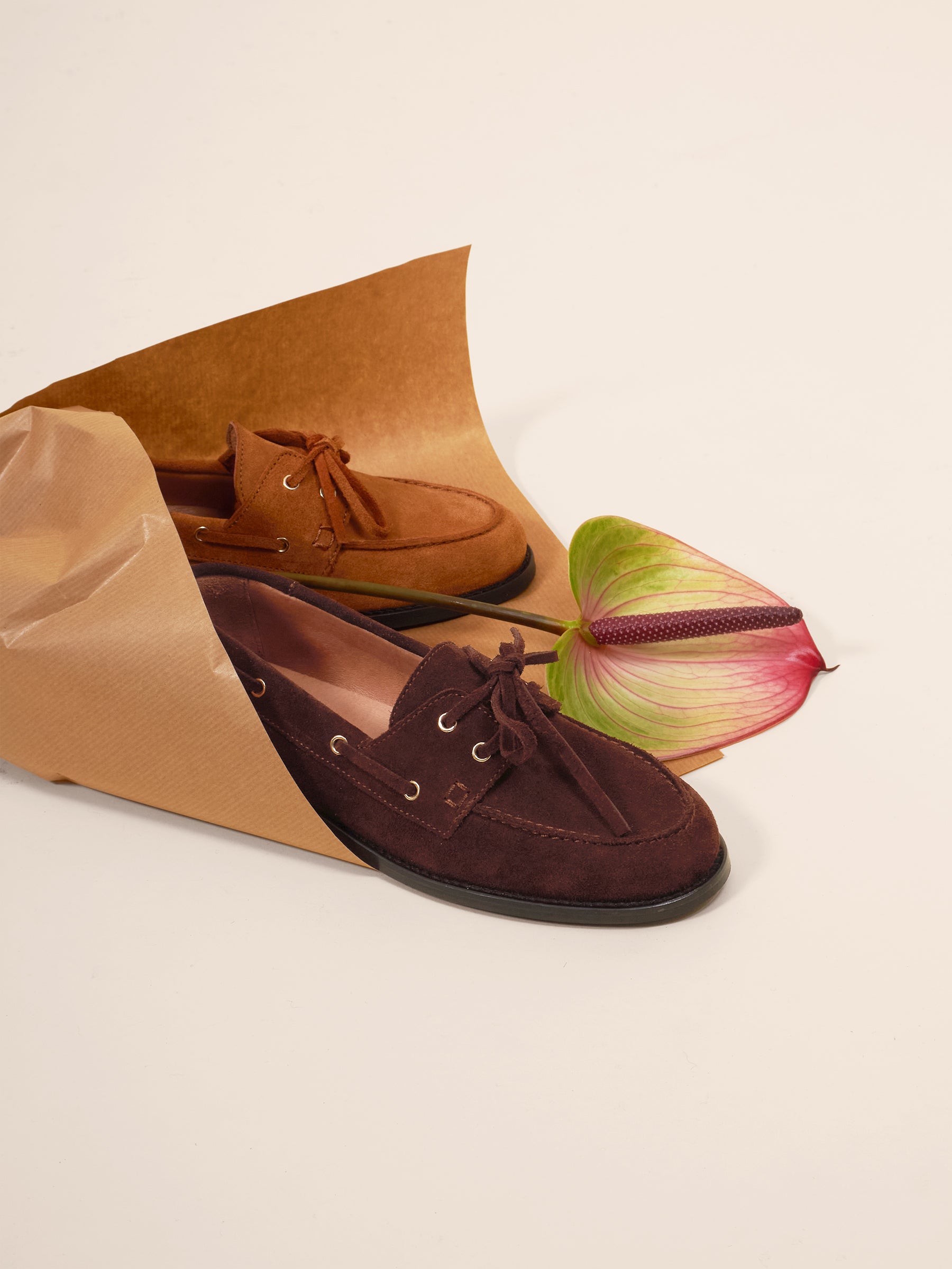 photo vue posée mocassins bateau cuir daim marron jules & jenn